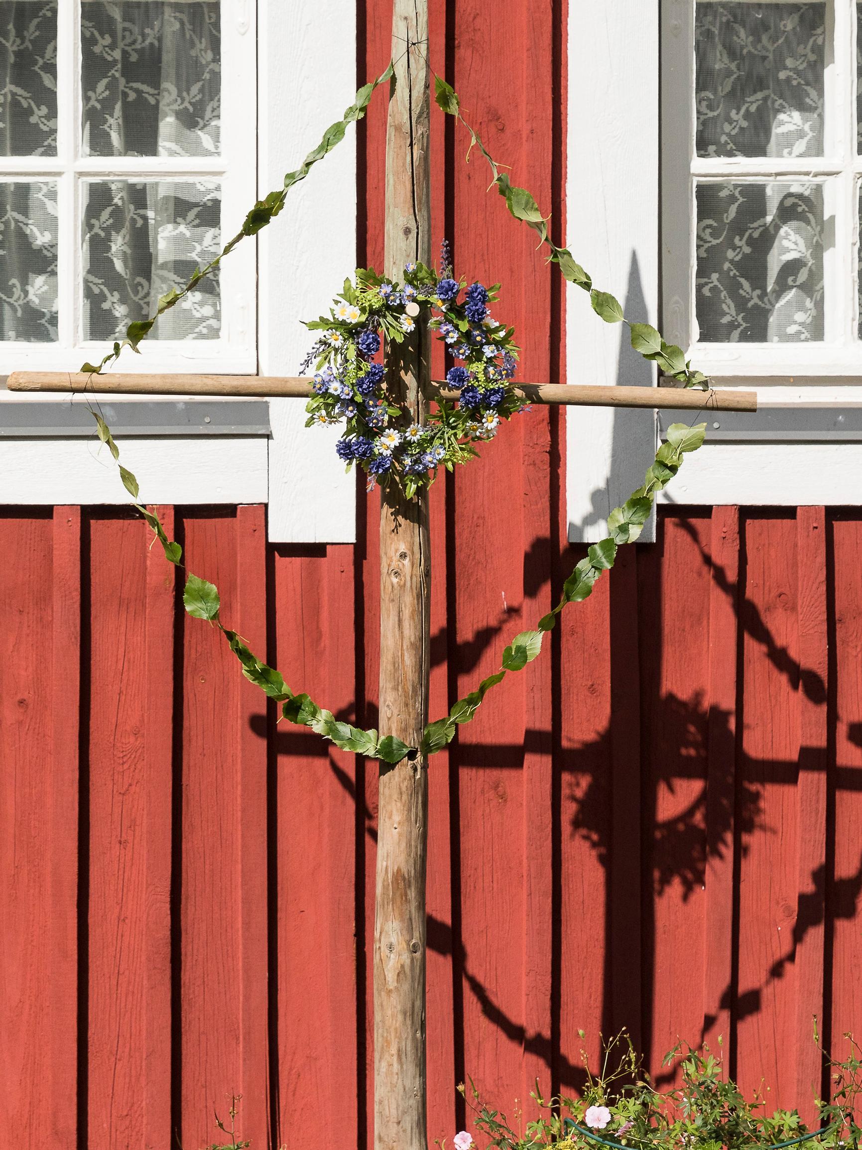Juhannussalko koristaa keskikesän juhlan – tee pieni salko helposti ylijäämäpuusta ja kukkaseppeleestä