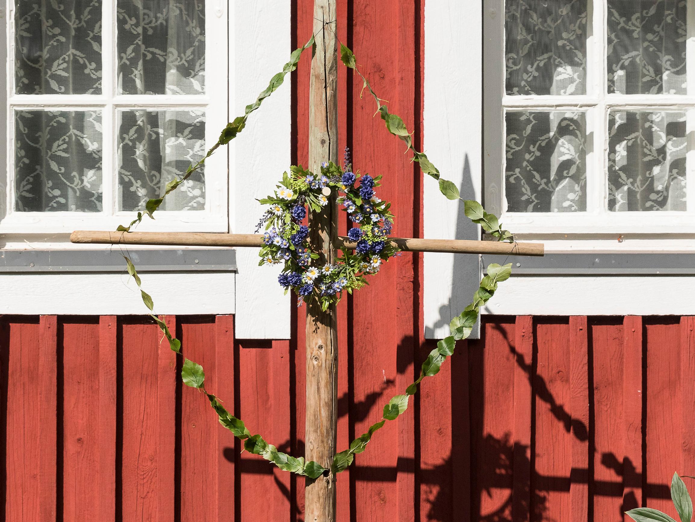 Juhannussalko koristaa keskikesän juhlan – tee pieni salko helposti ylijäämäpuusta ja kukkaseppeleestä