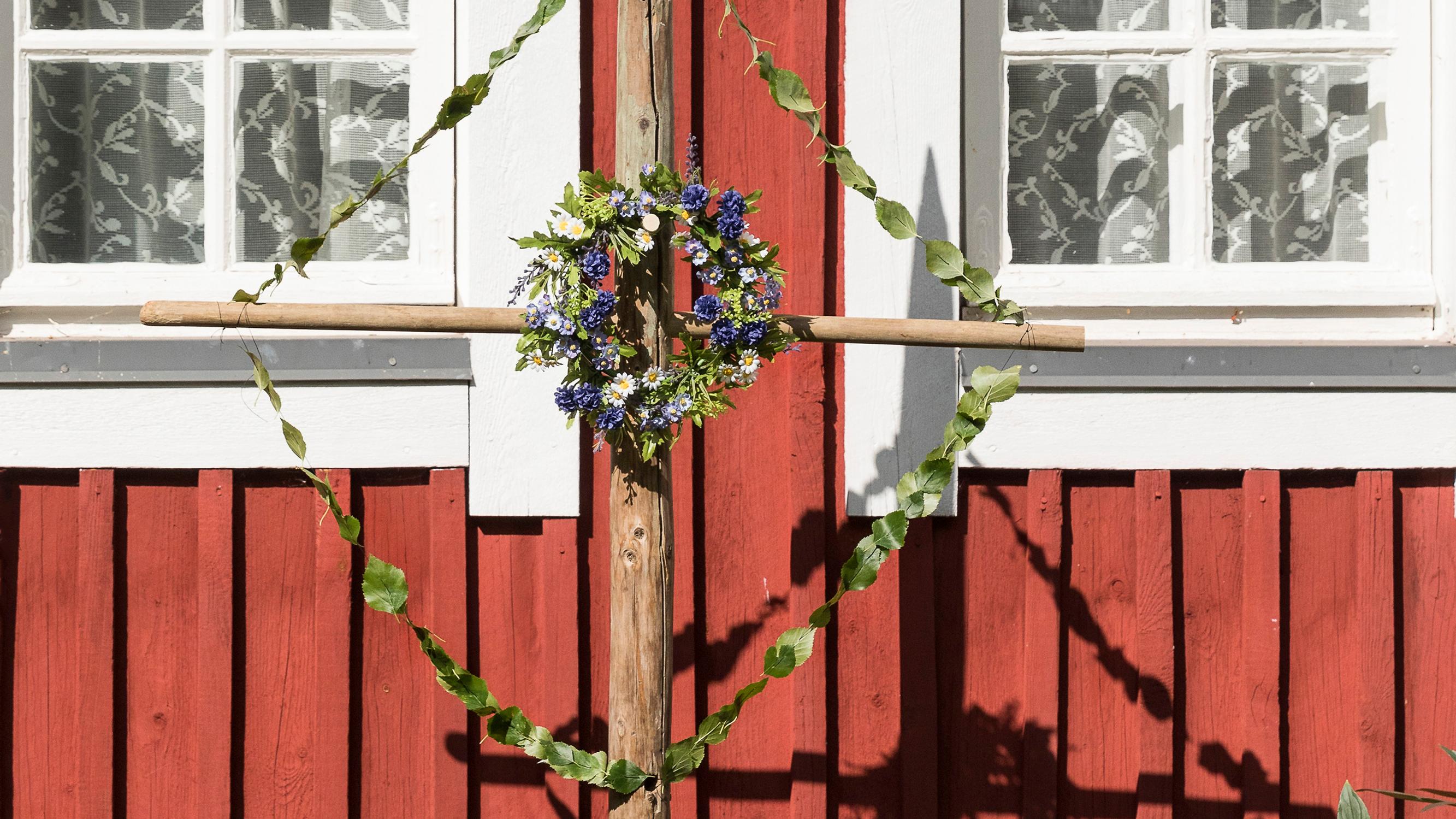 Juhannussalko koristaa keskikesän juhlan – tee pieni salko helposti ylijäämäpuusta ja kukkaseppeleestä