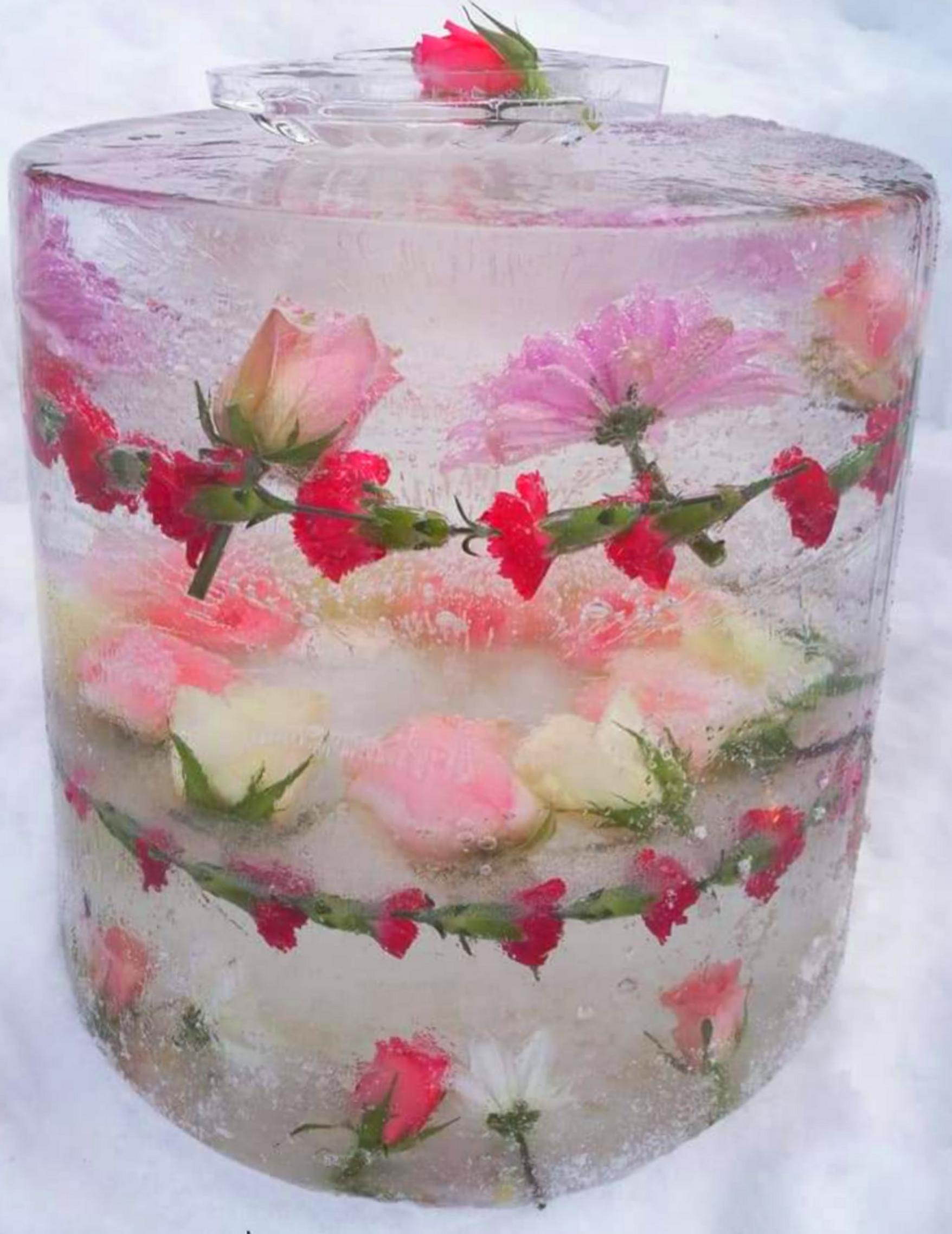 Jäälyhty, jossa on vaaleanpunaisen sävyisiä kukkia koristeena