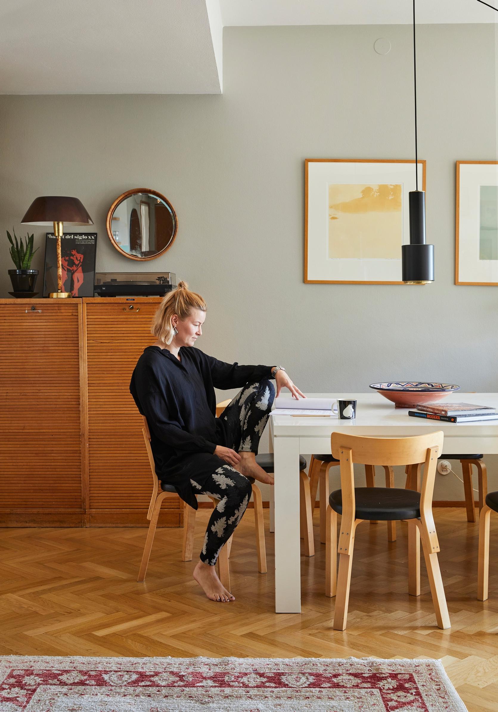 Roosa Marttiini istuu työpisteellään