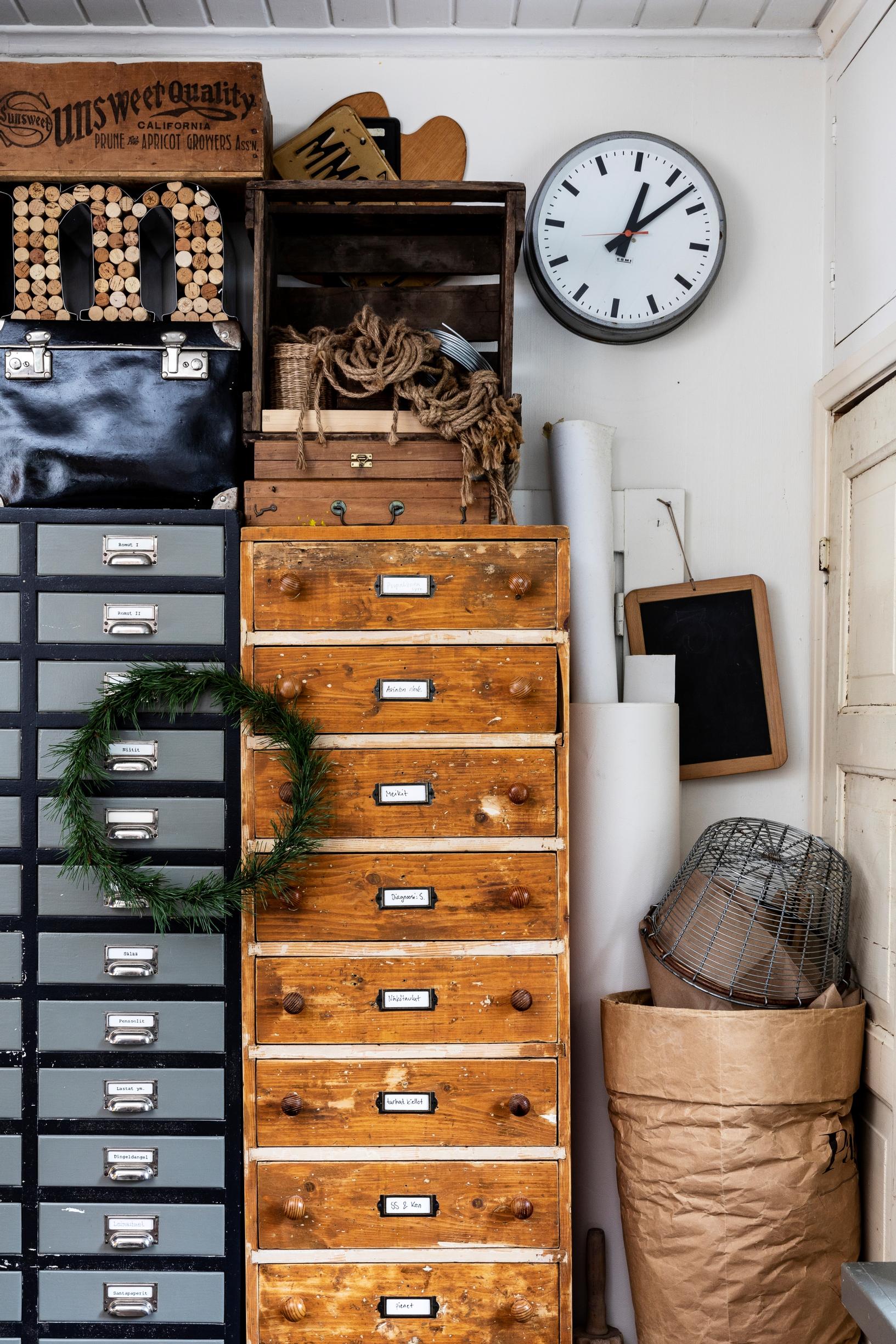 Vanha, korkea puulaatikosto