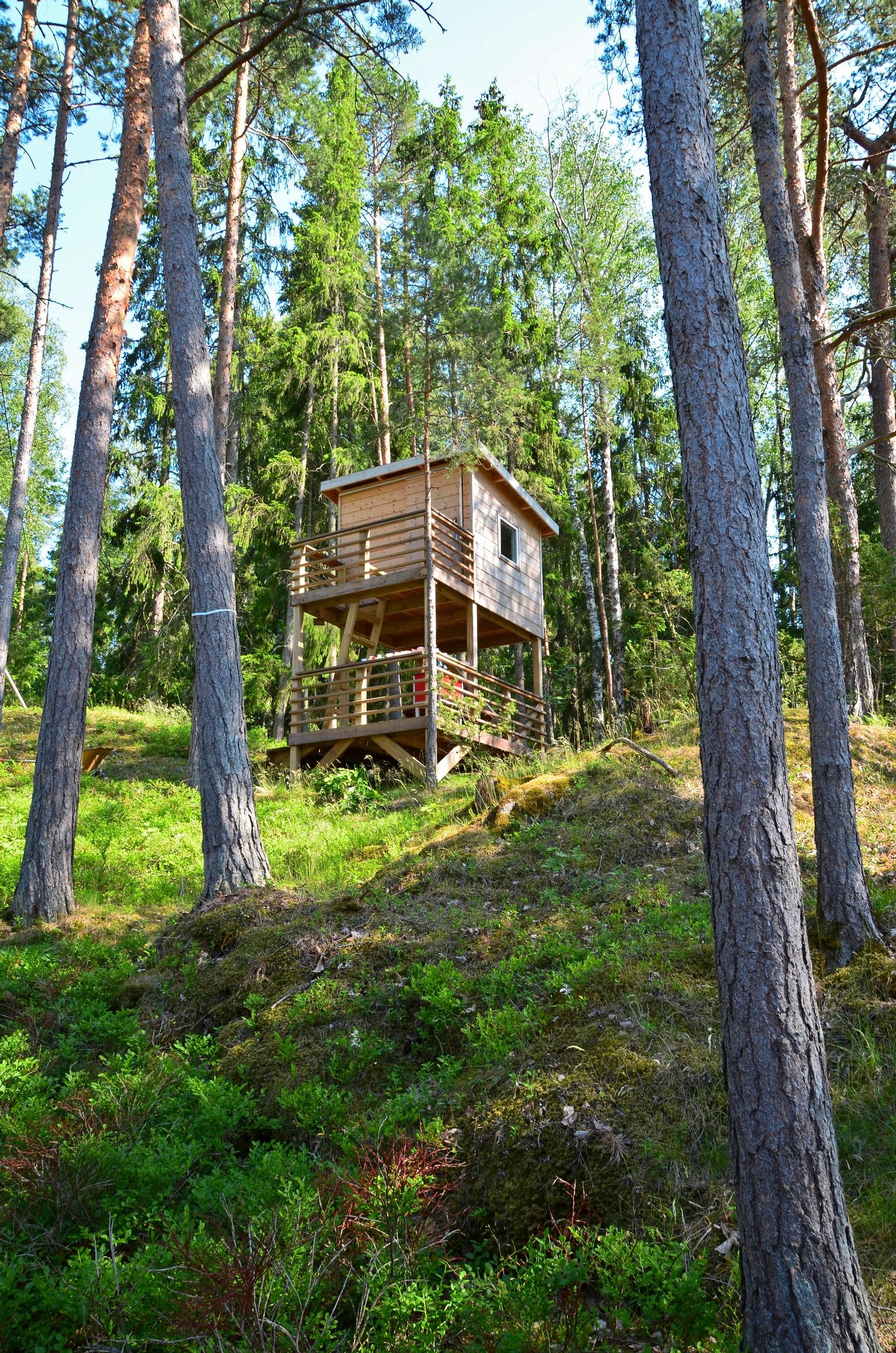 kaksikerroksinen leikkimökki metsässä