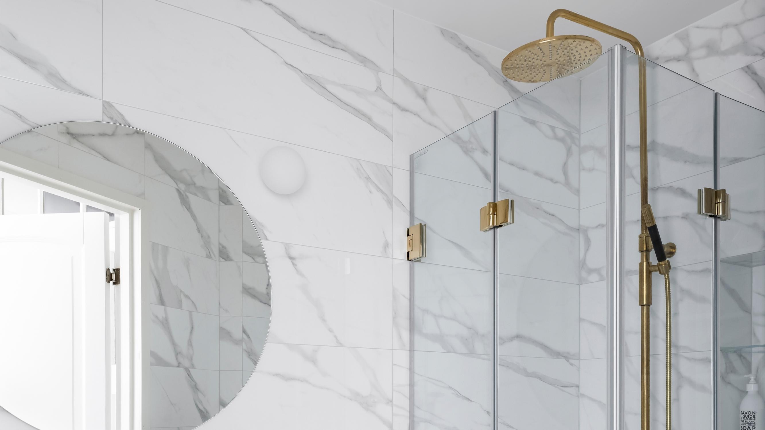 Pienestä ysärityylin kylpyhuoneesta tilaihmeeksi! Kerrostalokaksion kylpyhuoneremontissa otettiin joka sentti käyttöön