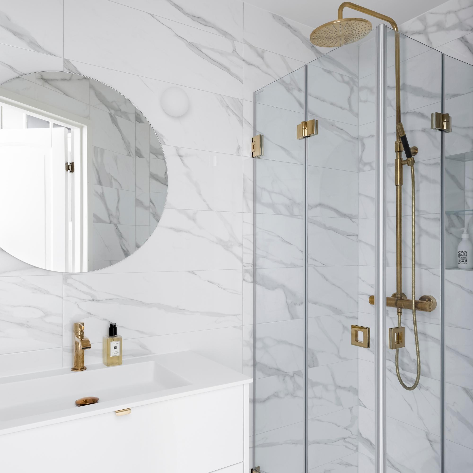 Pienestä ysärityylin kylpyhuoneesta tilaihmeeksi! Kerrostalokaksion kylpyhuoneremontissa otettiin joka sentti käyttöön