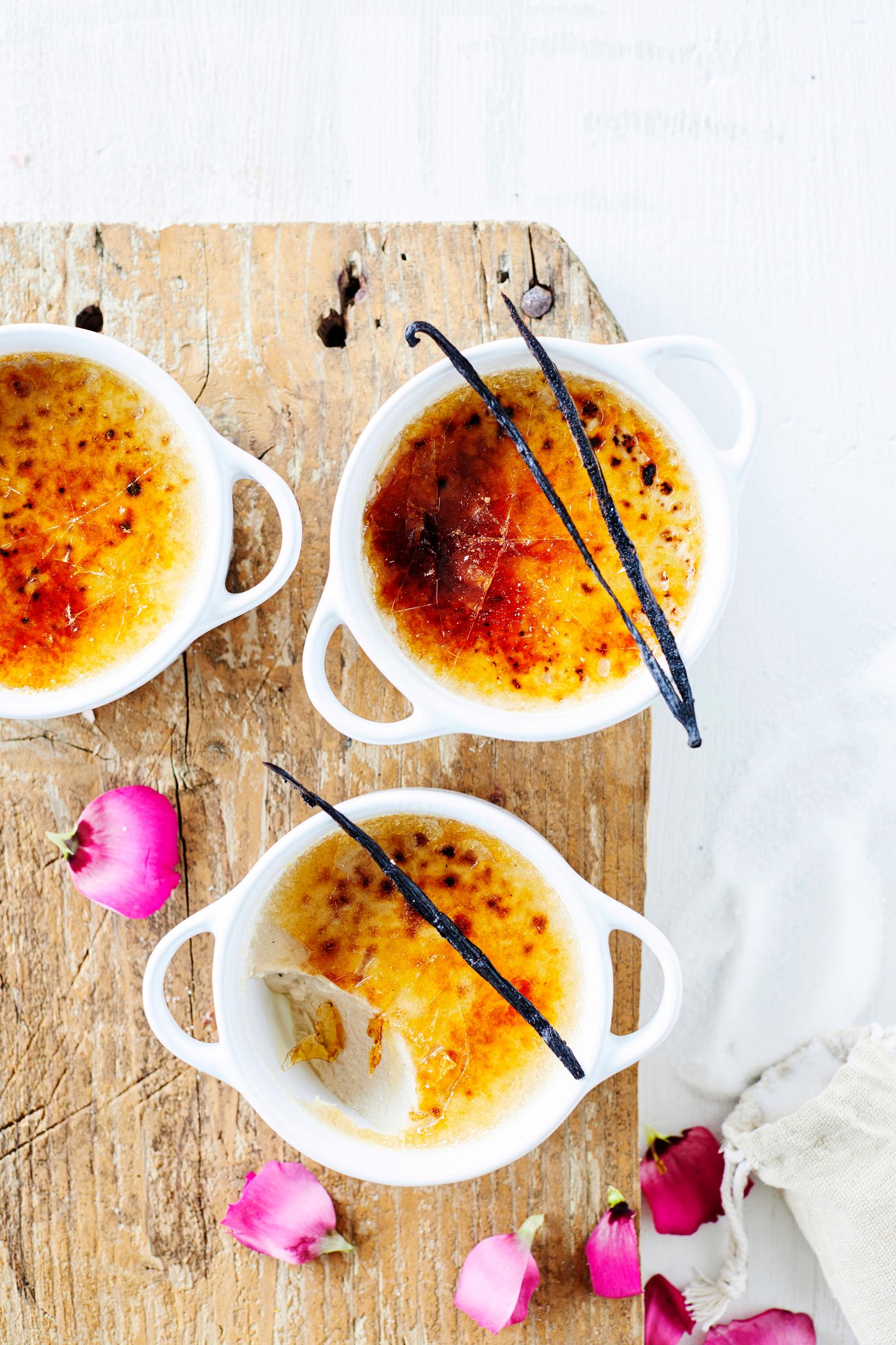 Vegaaninen crème brûlée – rakastettu klassikkojälkiruoka ilman maitoa ja kananmunia