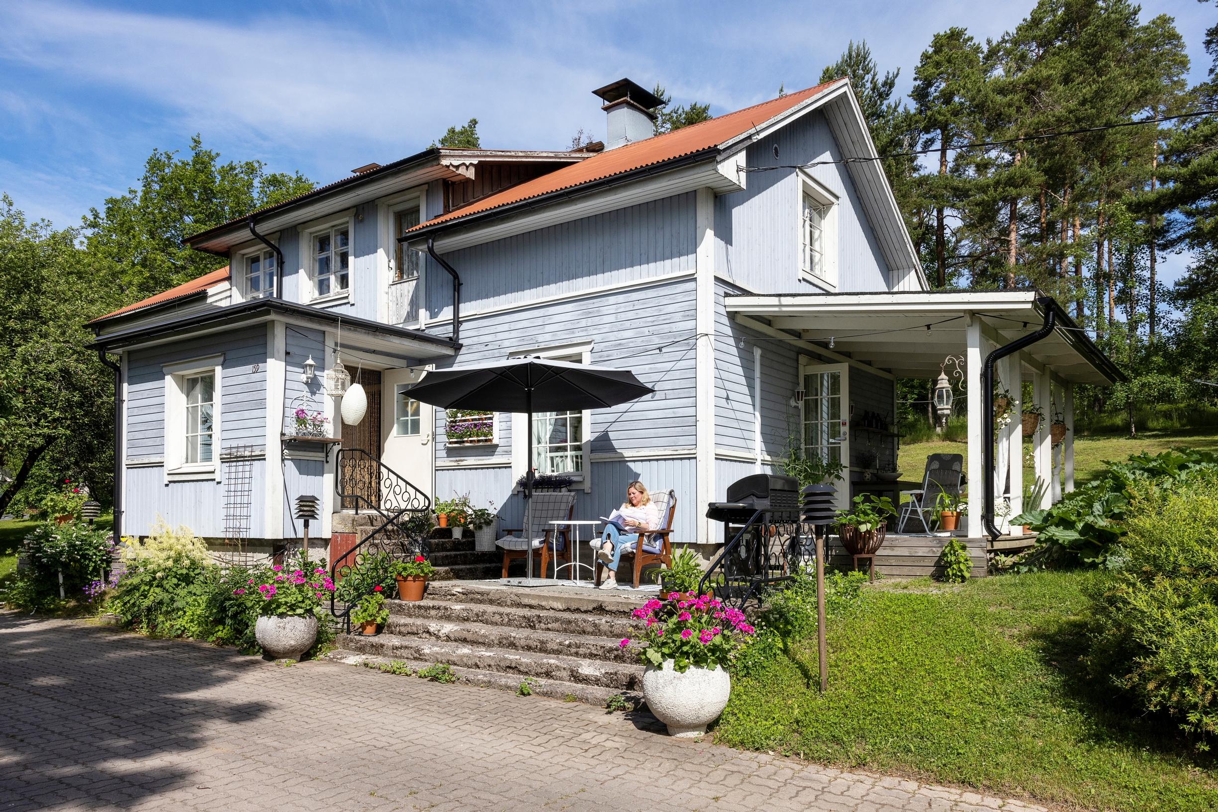 Vaaleansininen vanha puutalo