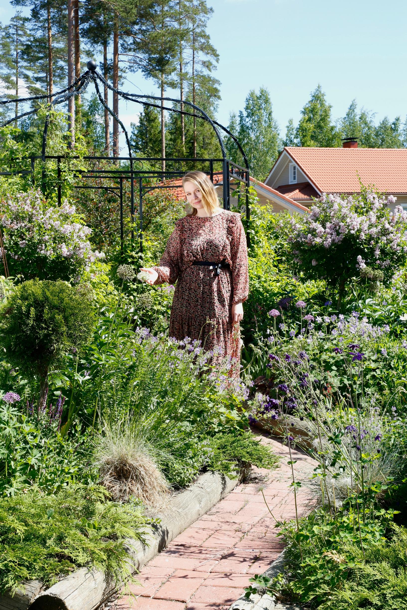 Pergola ja runsaat istutukset ovat korvanneet kituliaan nurmikon Maijan puutarhassa