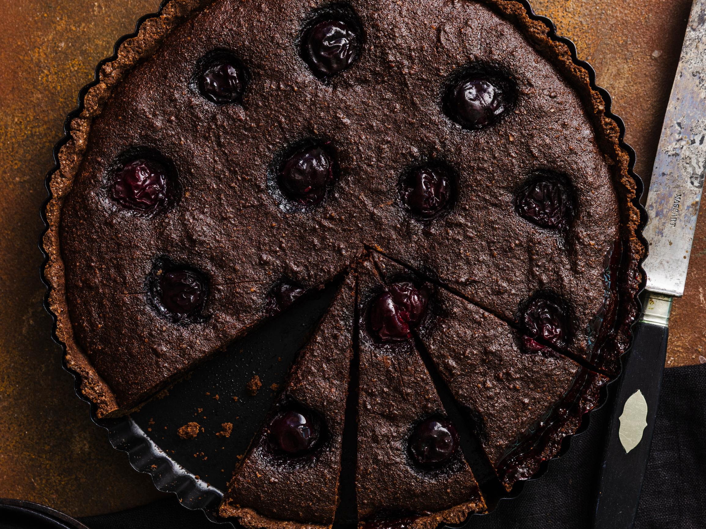 Suklaa-kirsikkapiirakka yhdistää elegantisti kaakaolla maustetun frangipanen ja itse keitetyn kirsikkamarmeladin