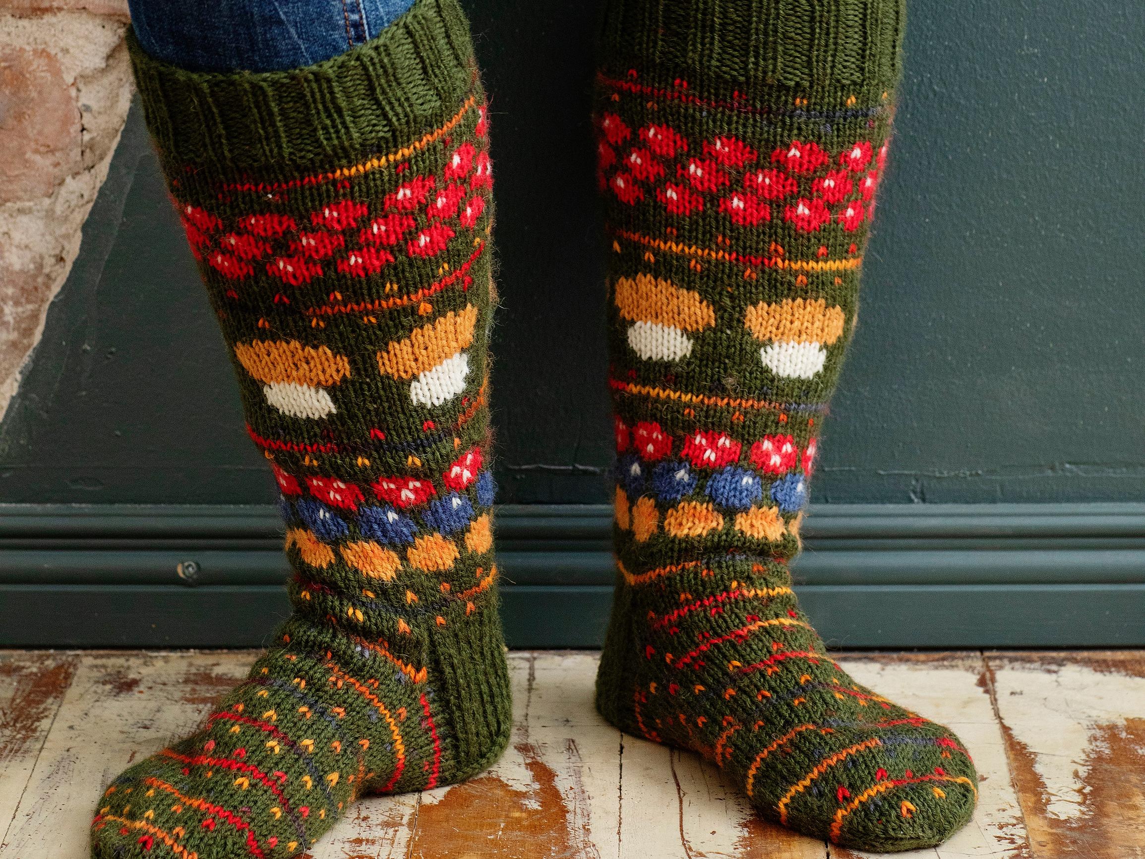 Sieniä ja kasapäin marjoja! Sisko Malisen Syysmetsän sissukat -kirjoneulesukat koristellaan metsän herkuilla 