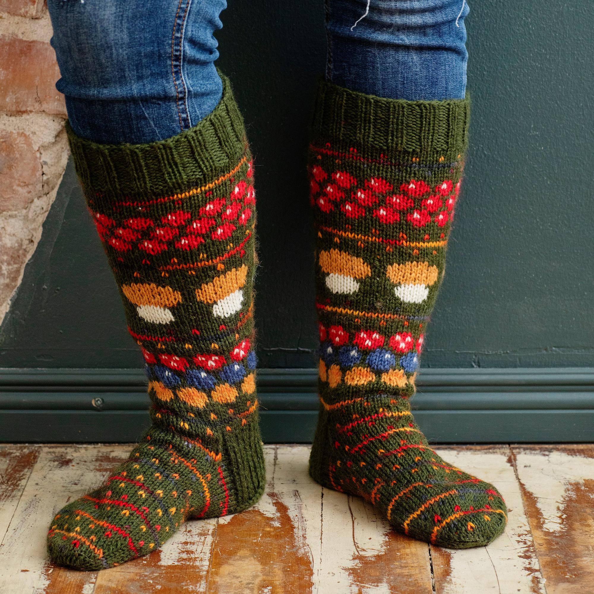 Sieniä ja kasapäin marjoja! Sisko Malisen Syysmetsän sissukat -kirjoneulesukat koristellaan metsän herkuilla 