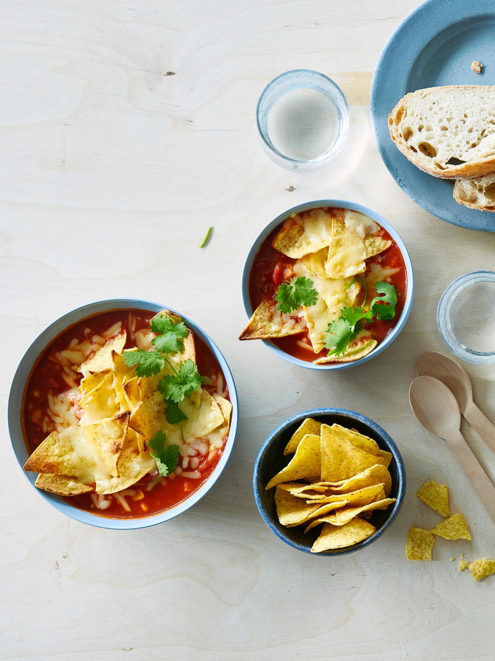 Tacomauste tekee helposta texmex-keitosta maistuvan! Kuorruta lopuksi nachoilla ja juustolla 