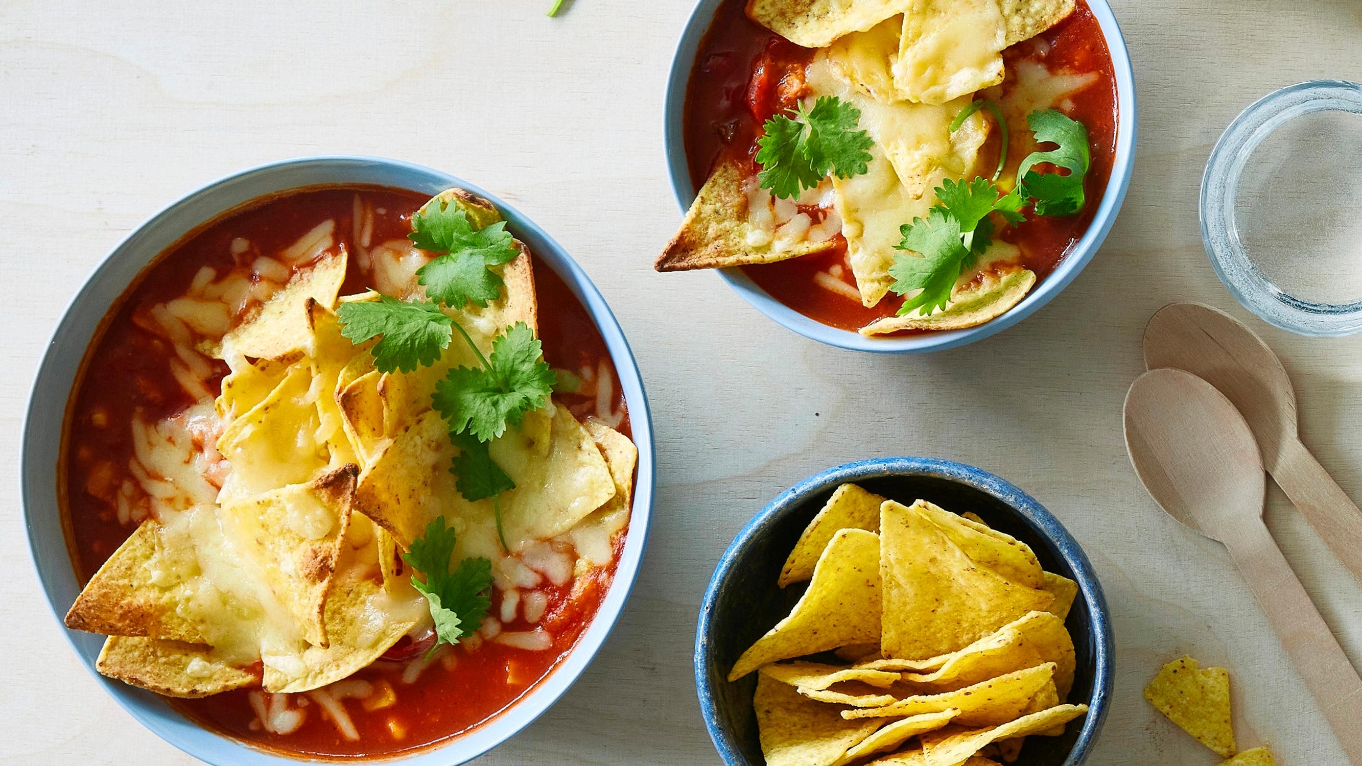 Tacomauste tekee helposta texmex-keitosta maistuvan! Kuorruta lopuksi nachoilla ja juustolla 