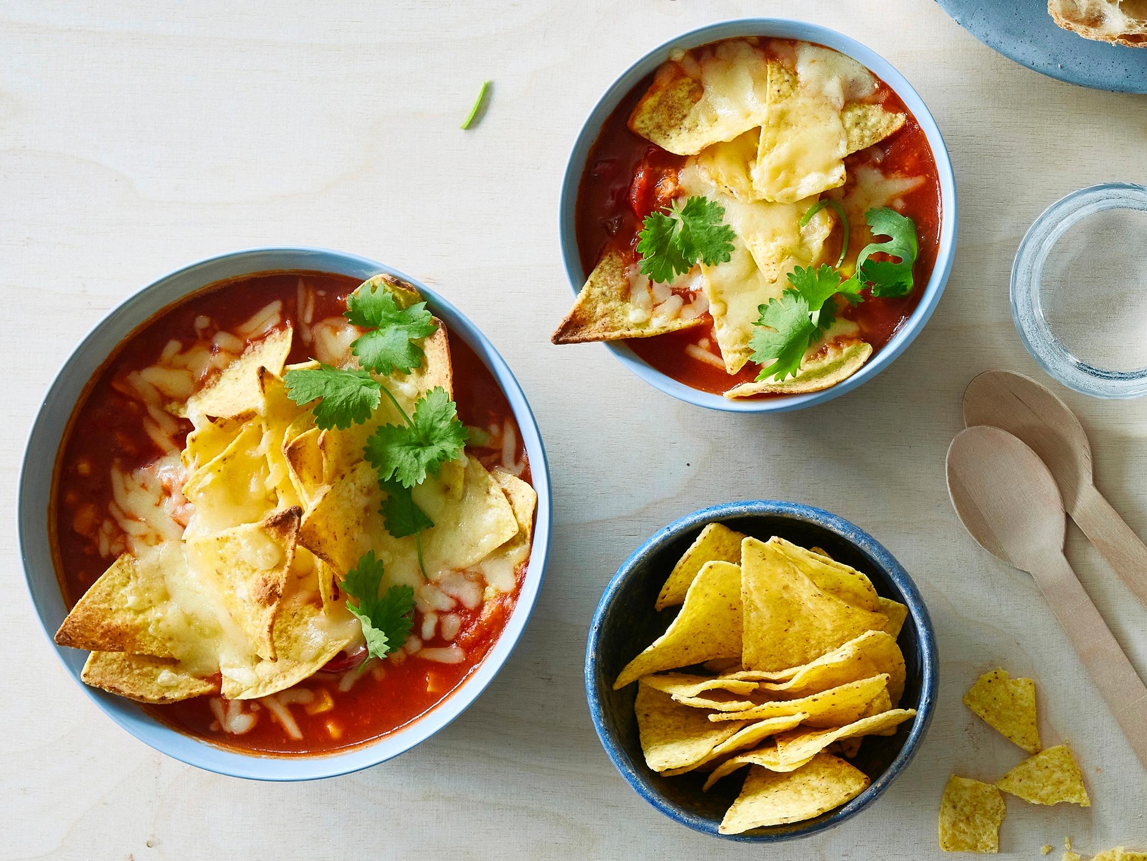 Tacomauste tekee helposta texmex-keitosta maistuvan! Kuorruta lopuksi nachoilla ja juustolla 