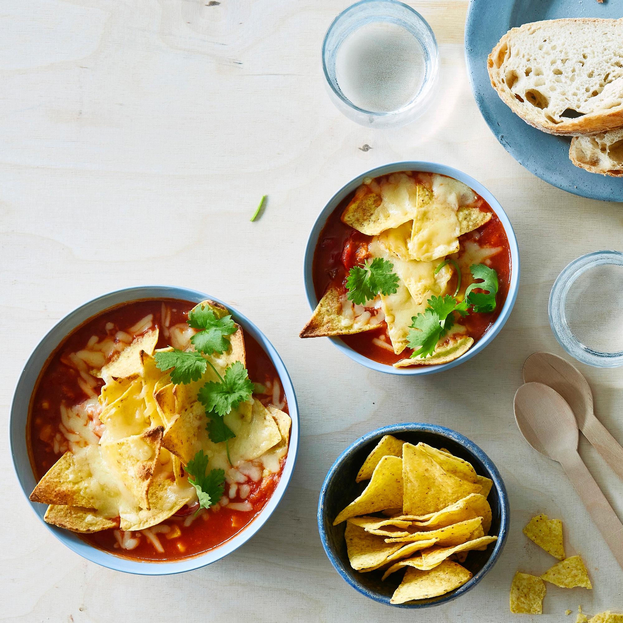 Tacomauste tekee helposta texmex-keitosta maistuvan! Kuorruta lopuksi nachoilla ja juustolla 