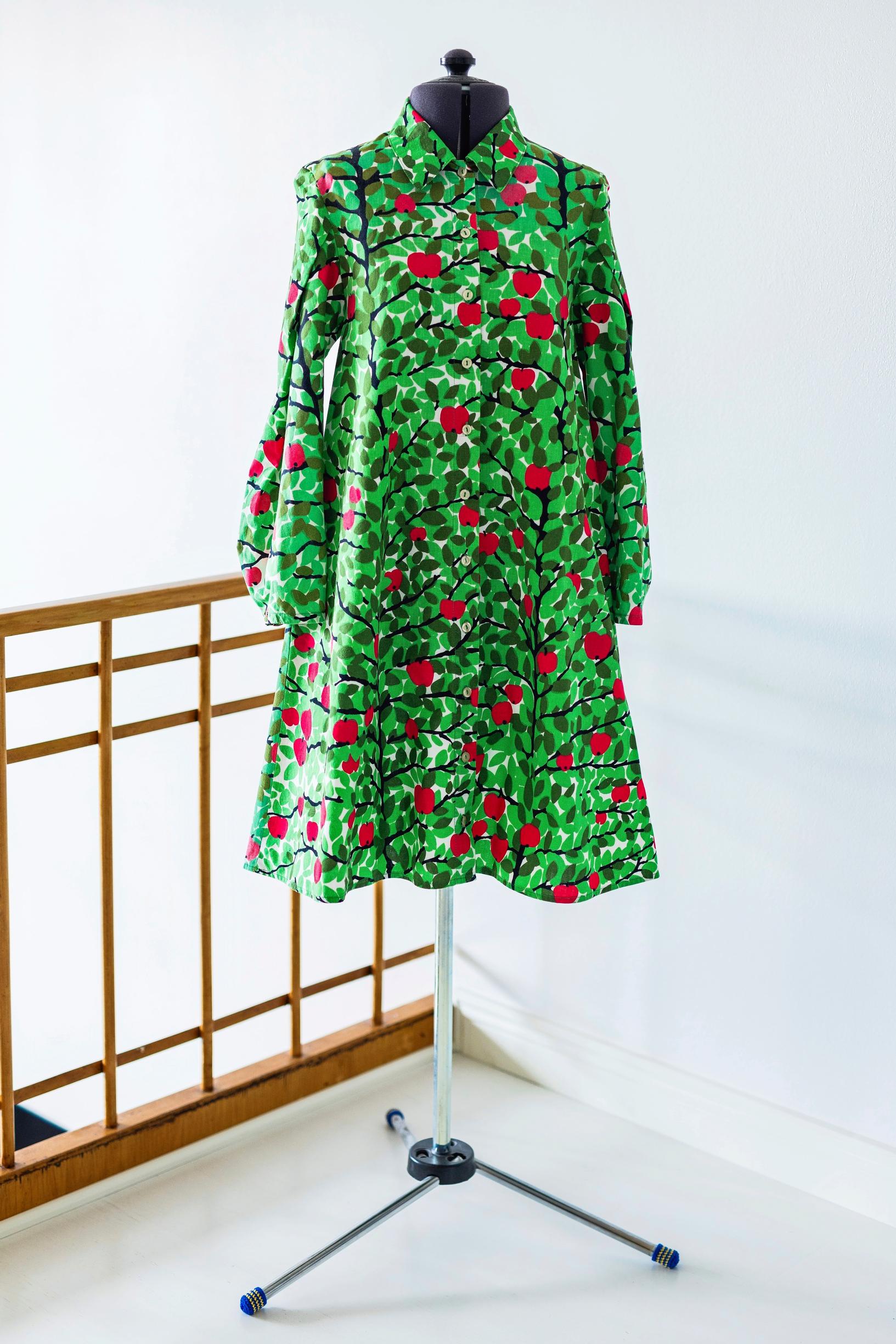 Marjan ompelema mekko.