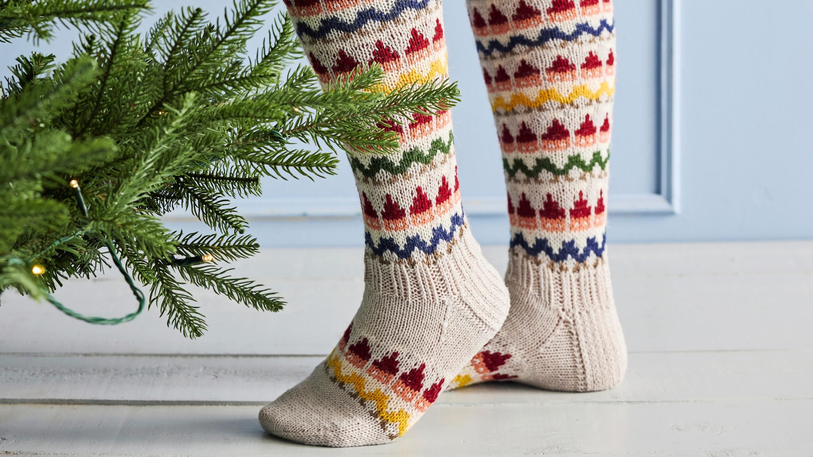 Tonttusukat – neulo jouluiset sukat, joissa vilistää rivikaupalla tonttuja