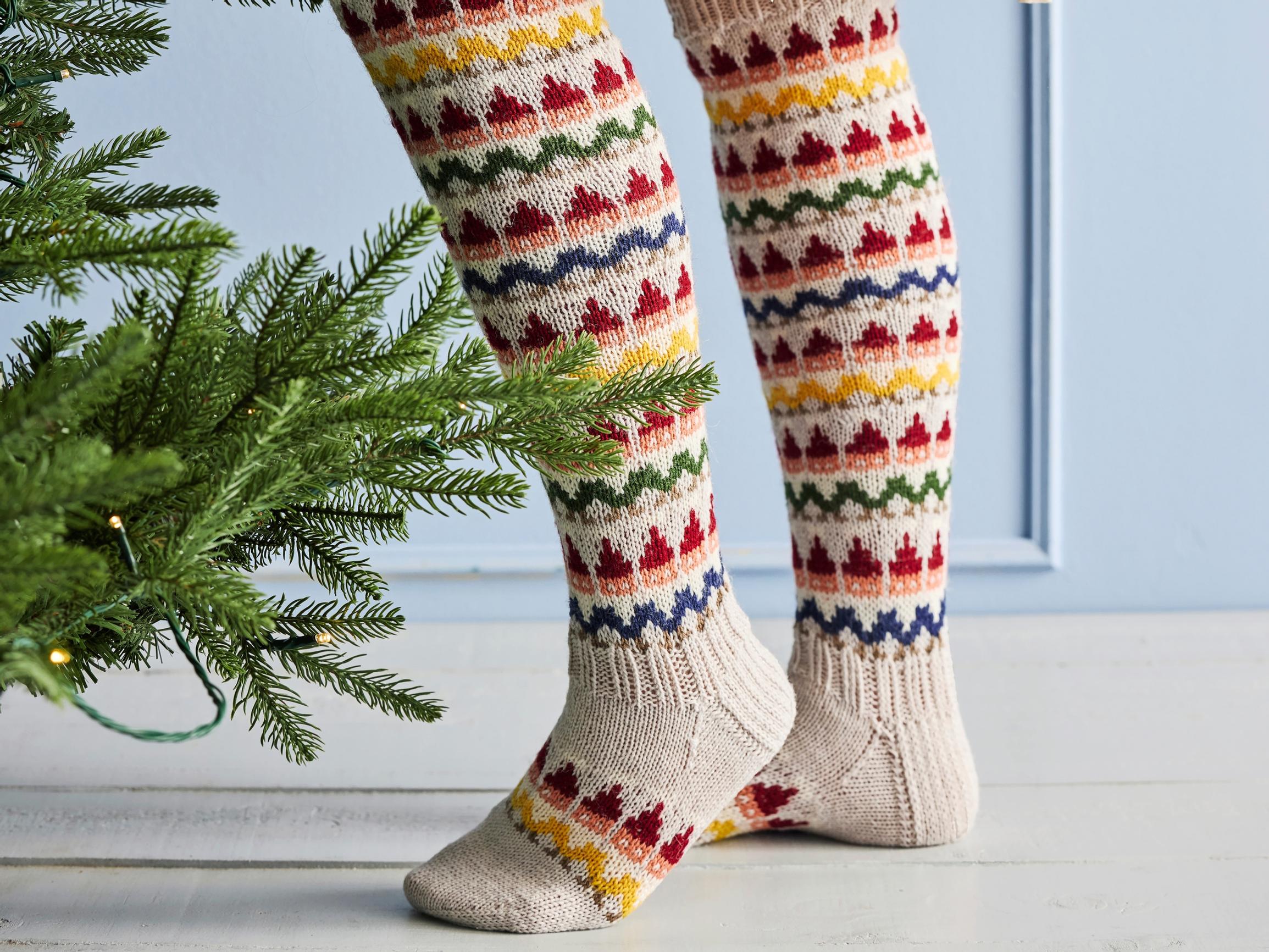 Tonttusukat – neulo jouluiset sukat, joissa vilistää rivikaupalla tonttuja