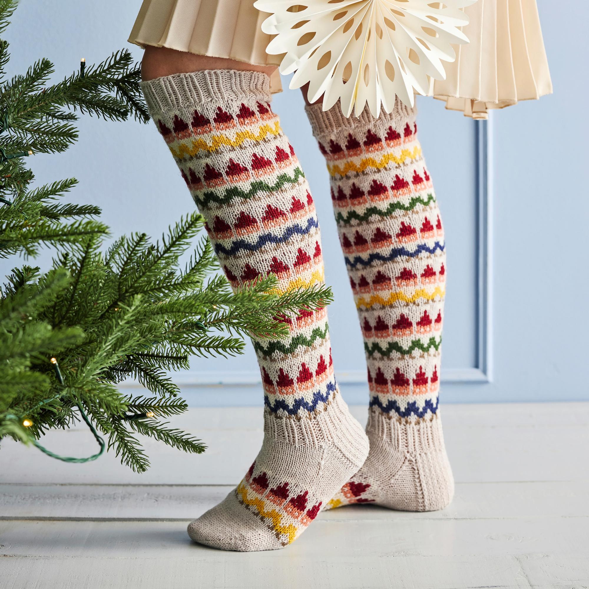 Tonttusukat – neulo jouluiset sukat, joissa vilistää rivikaupalla tonttuja