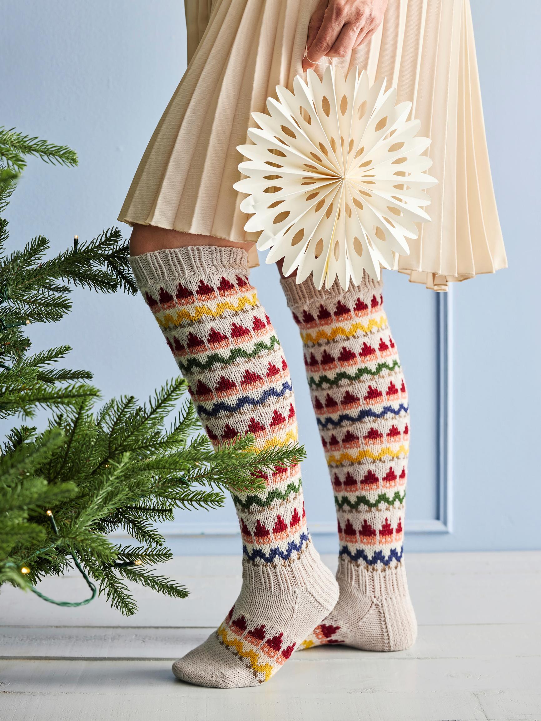 Tonttusukat – neulo jouluiset sukat, joissa vilistää rivikaupalla tonttuja