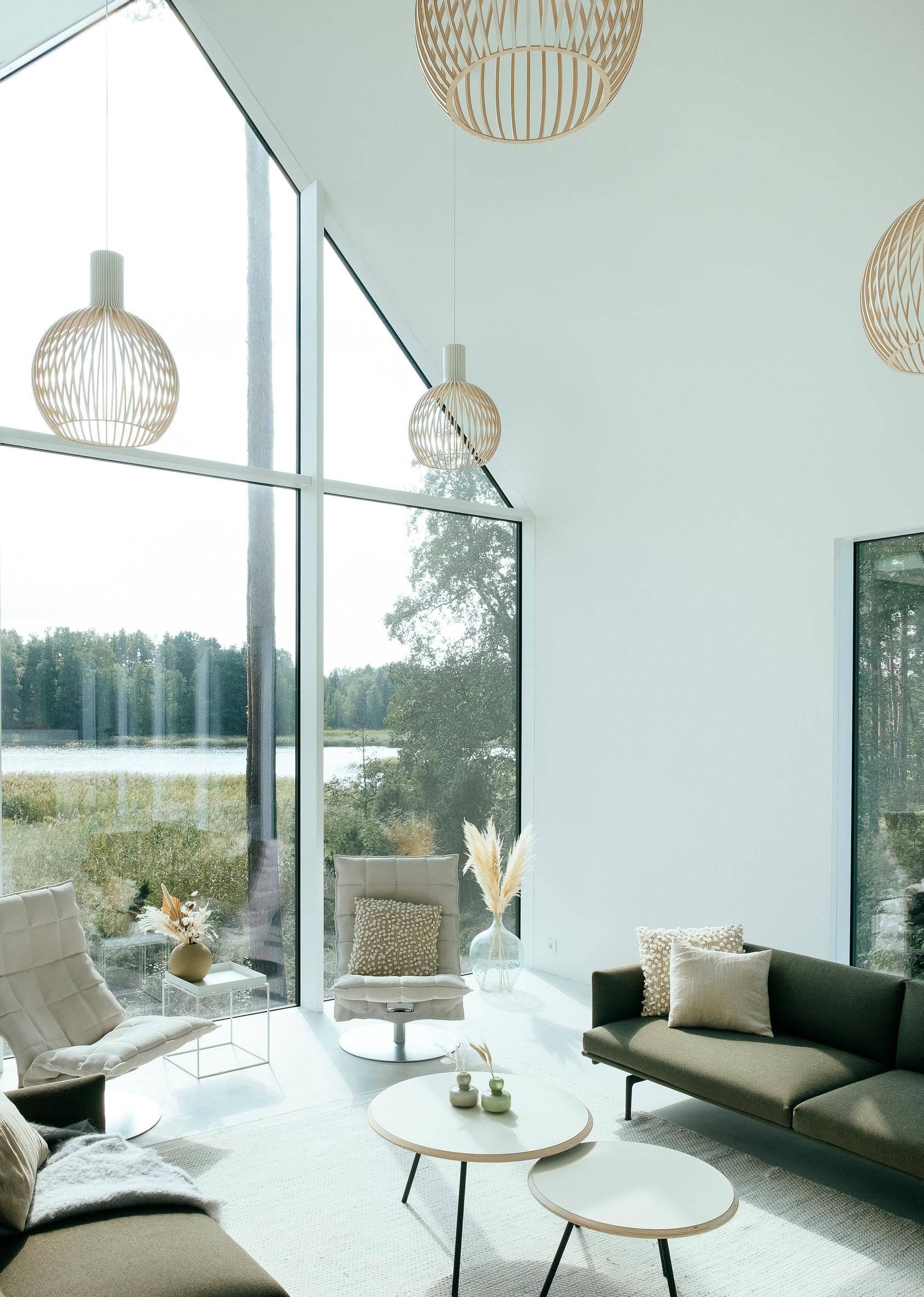 Olohuoneen lähes kuuteen metriin kohoava ikkuna