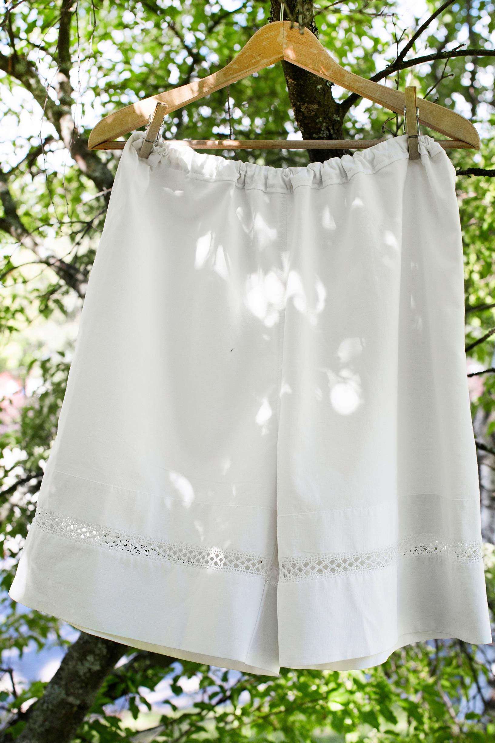 Vanhasta kapiolakanasta tehdyt yöpuvun housut.