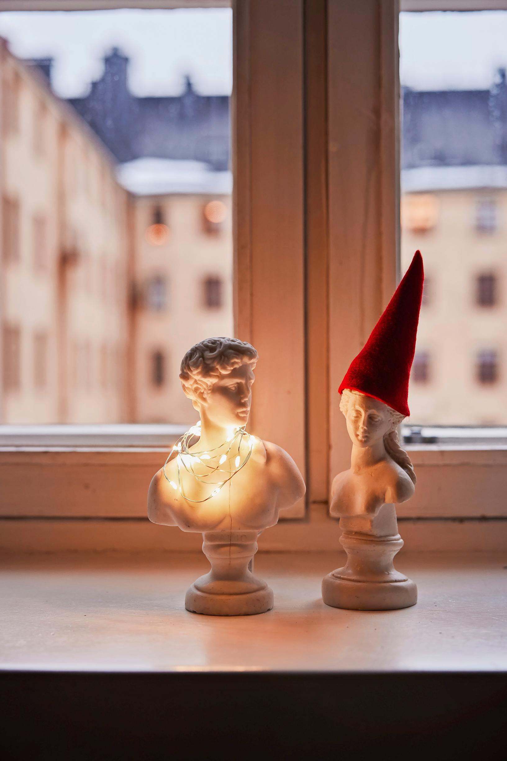 Kaksi torsoa ikkunalaudalla
