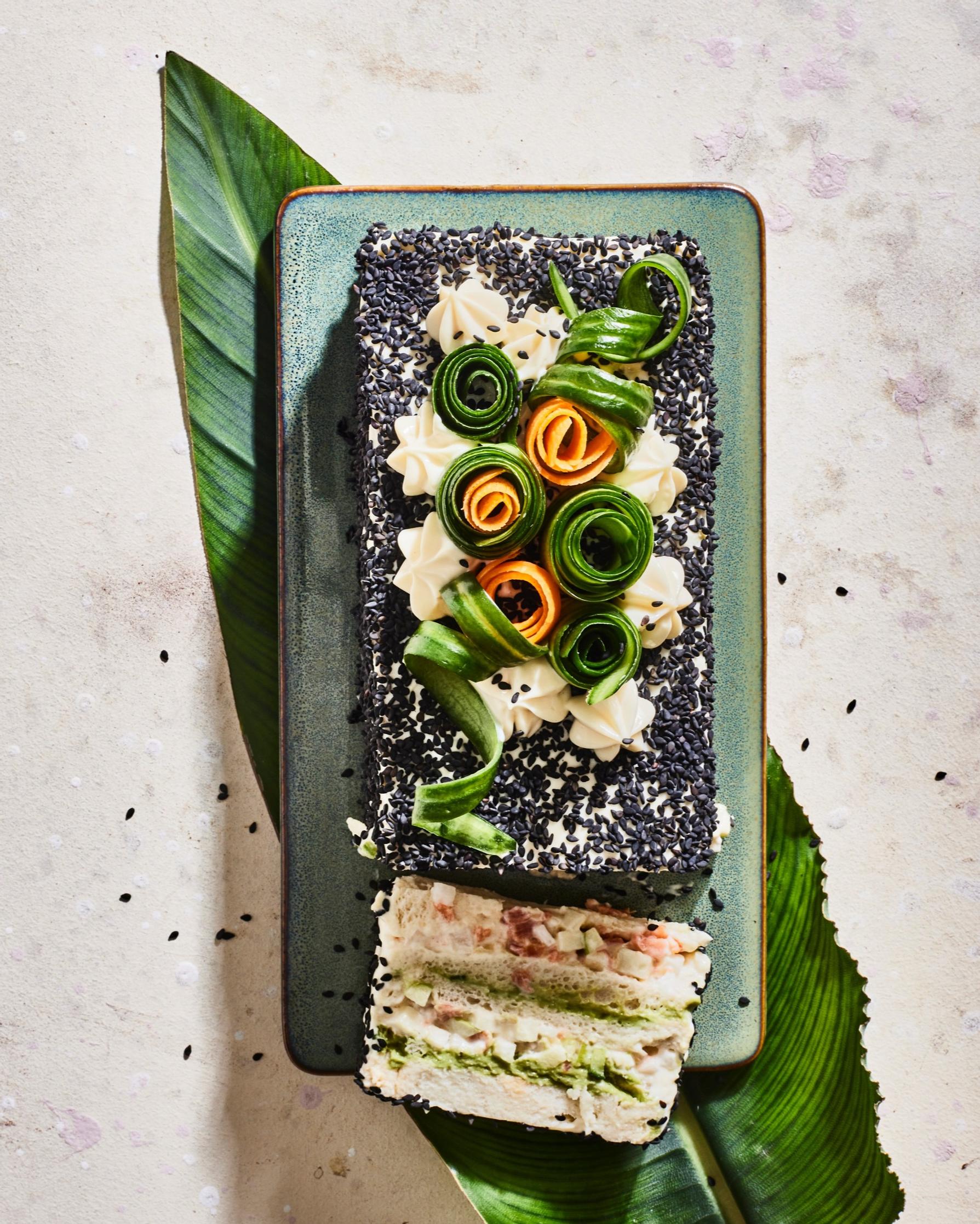 Kakku kuin sushi! Japanilainen voileipäkakku ihastuttaa raikkailla täytteillään, ja näyttävä koristelukin syntyy ilahduttavan helposti