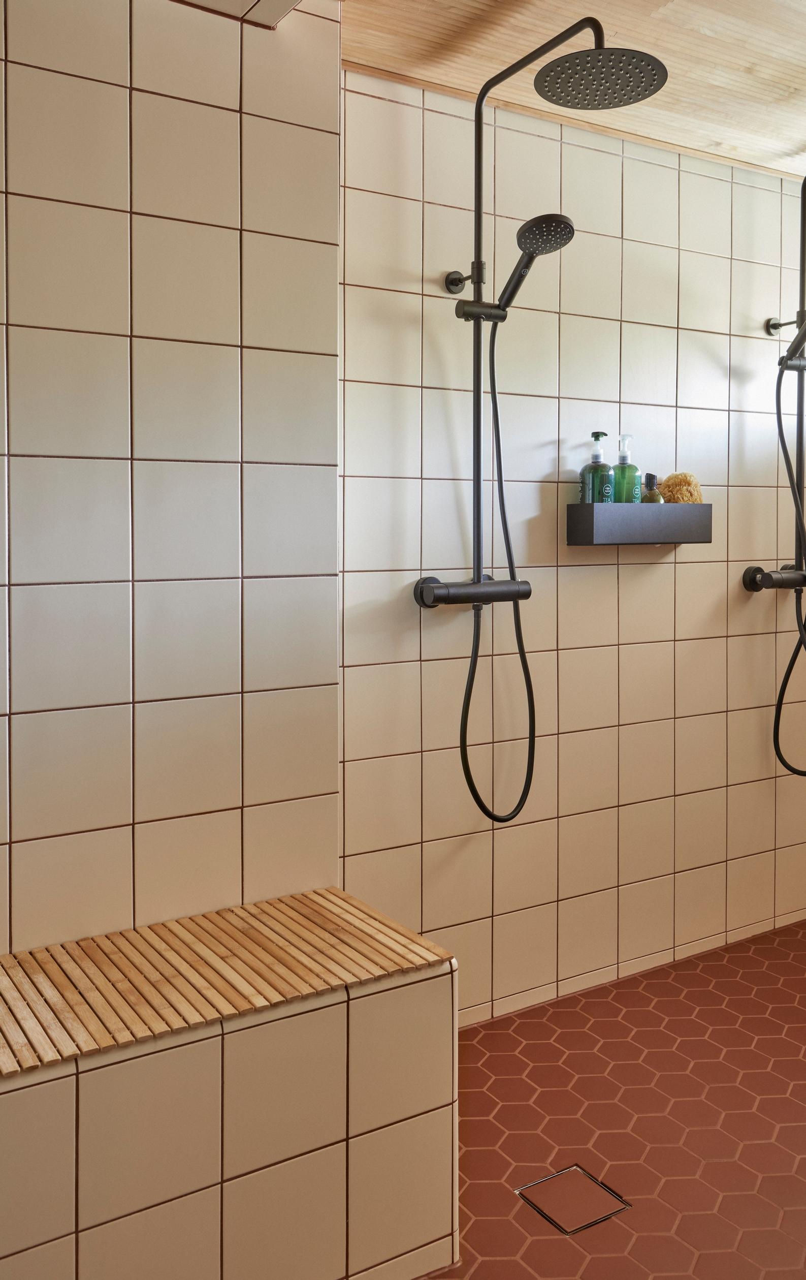 Alkuperäisen henkinen yksinkertainen kylpytila, jossa kaakeloitu penkki