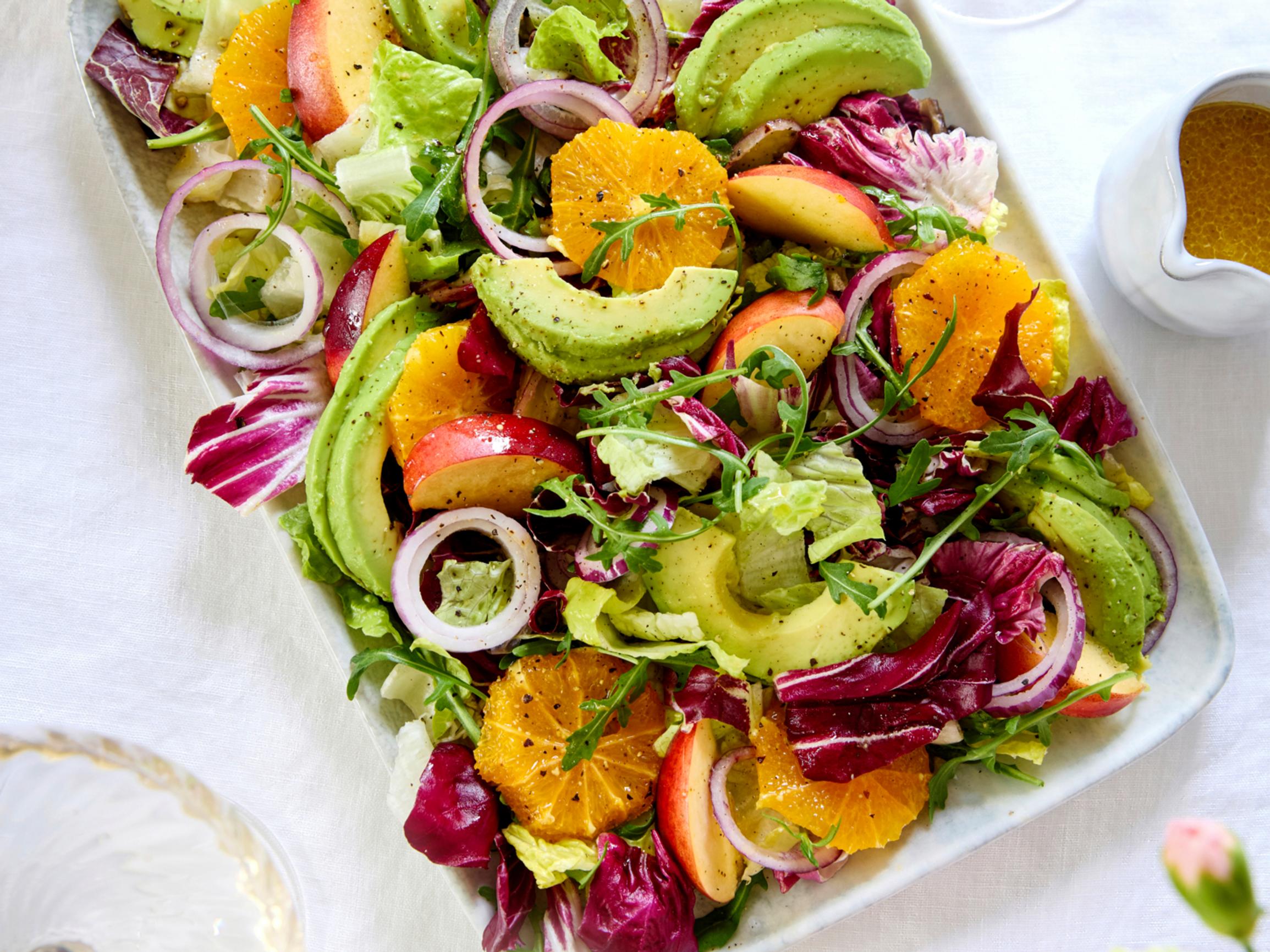 Avokadosalaatti saa viimeisen silauksen hedelmäisellä vinegretillä – tarjoile juhlissa tai raikkaana arkiruokana