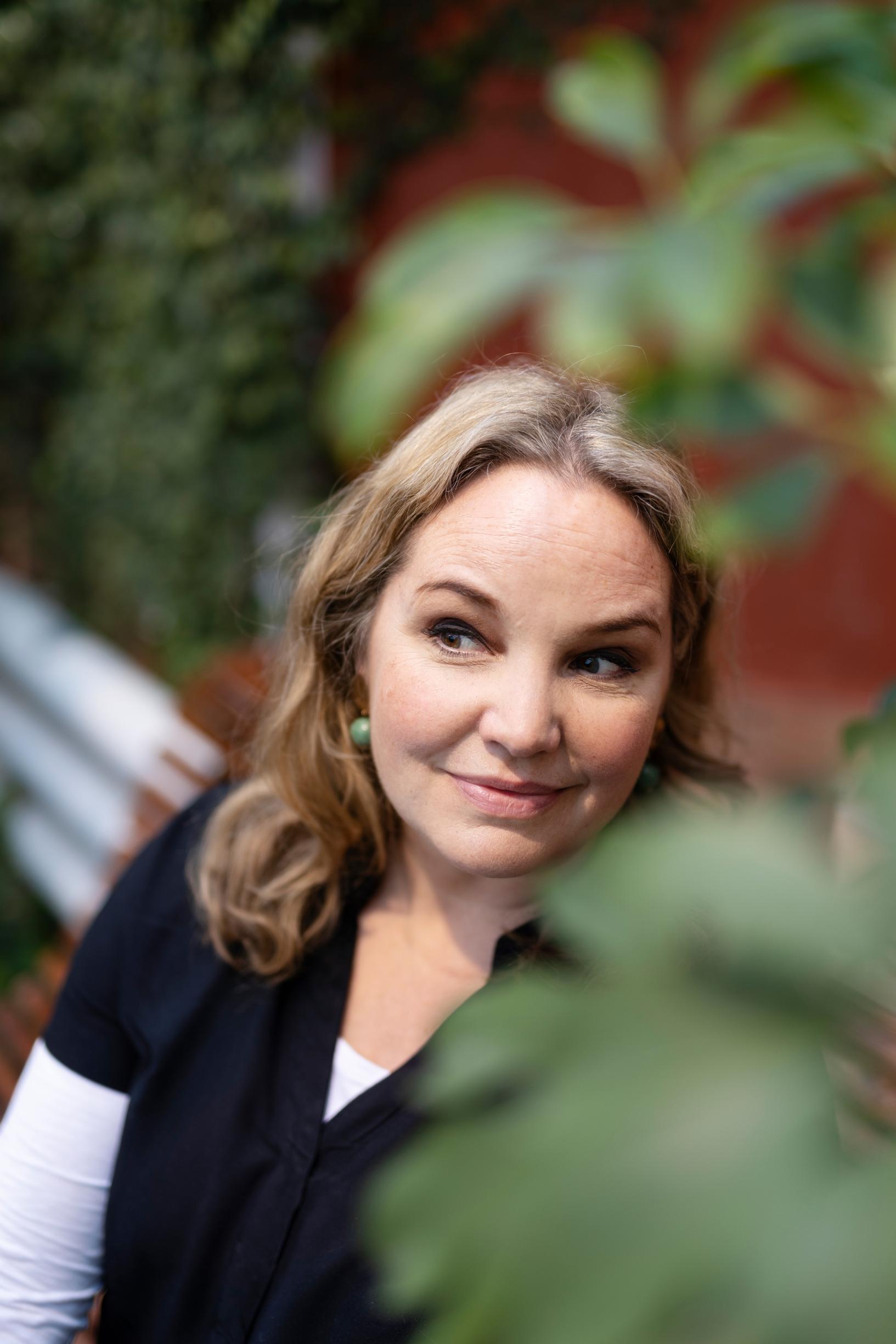 Emmy Abrahamson istuu penkillä talvipuutarhassa