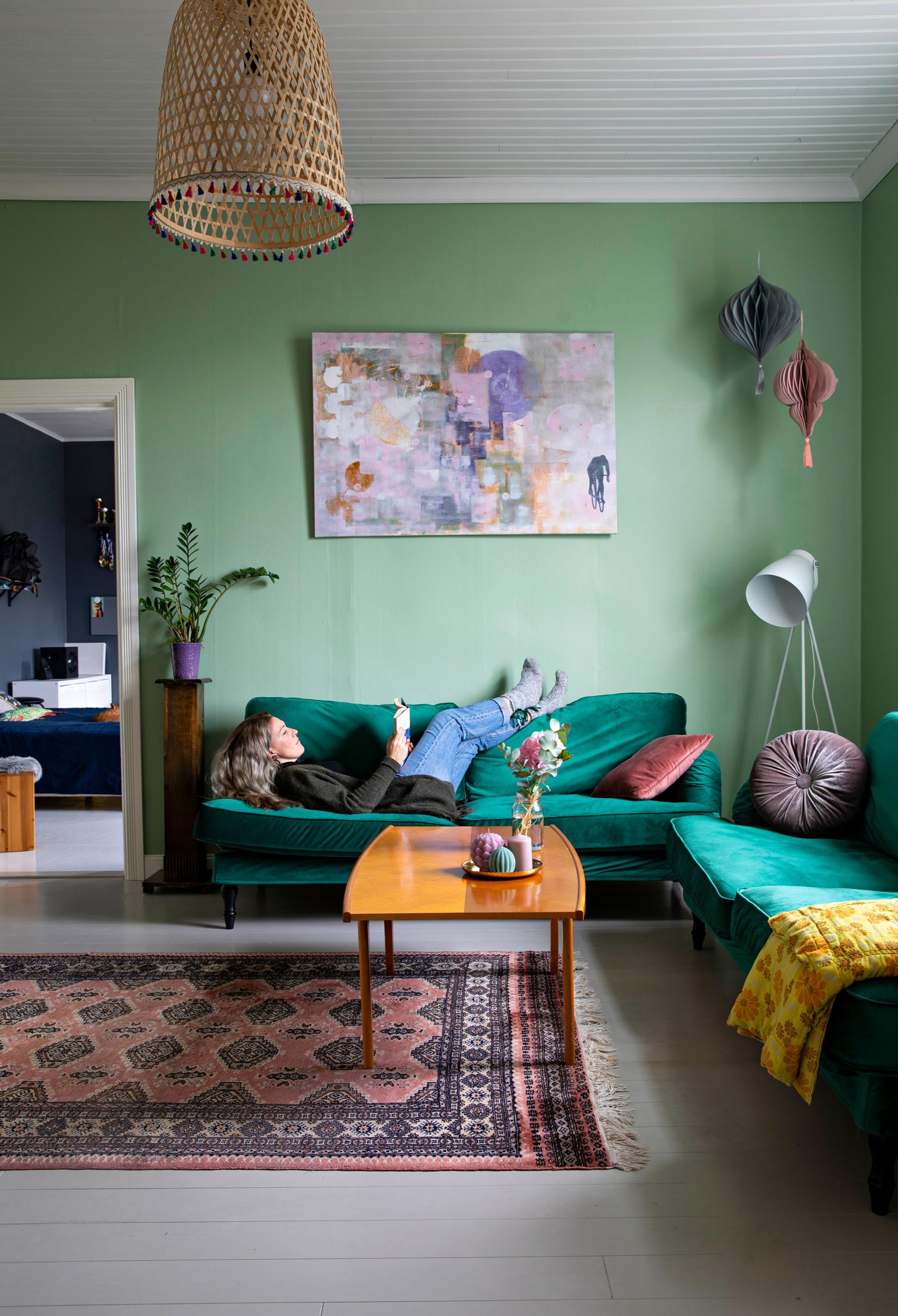 Olohuoneen vihreä värimaailm