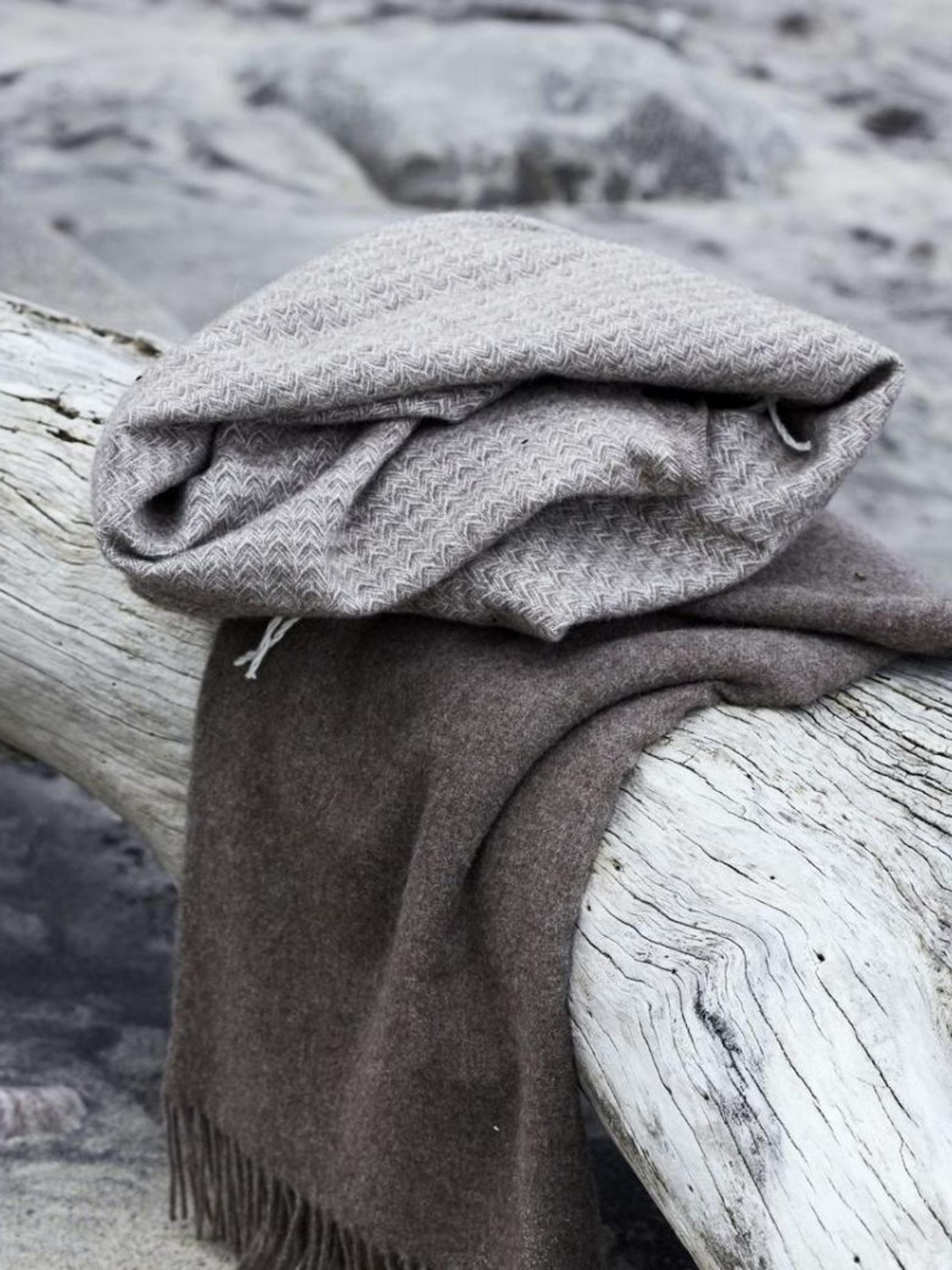 Rantakallion sävyjä & meren tuomia simpukoita! Poimimme 7 tuotetta, jotka tuovat saariston tunnelmaa kesäkotiin