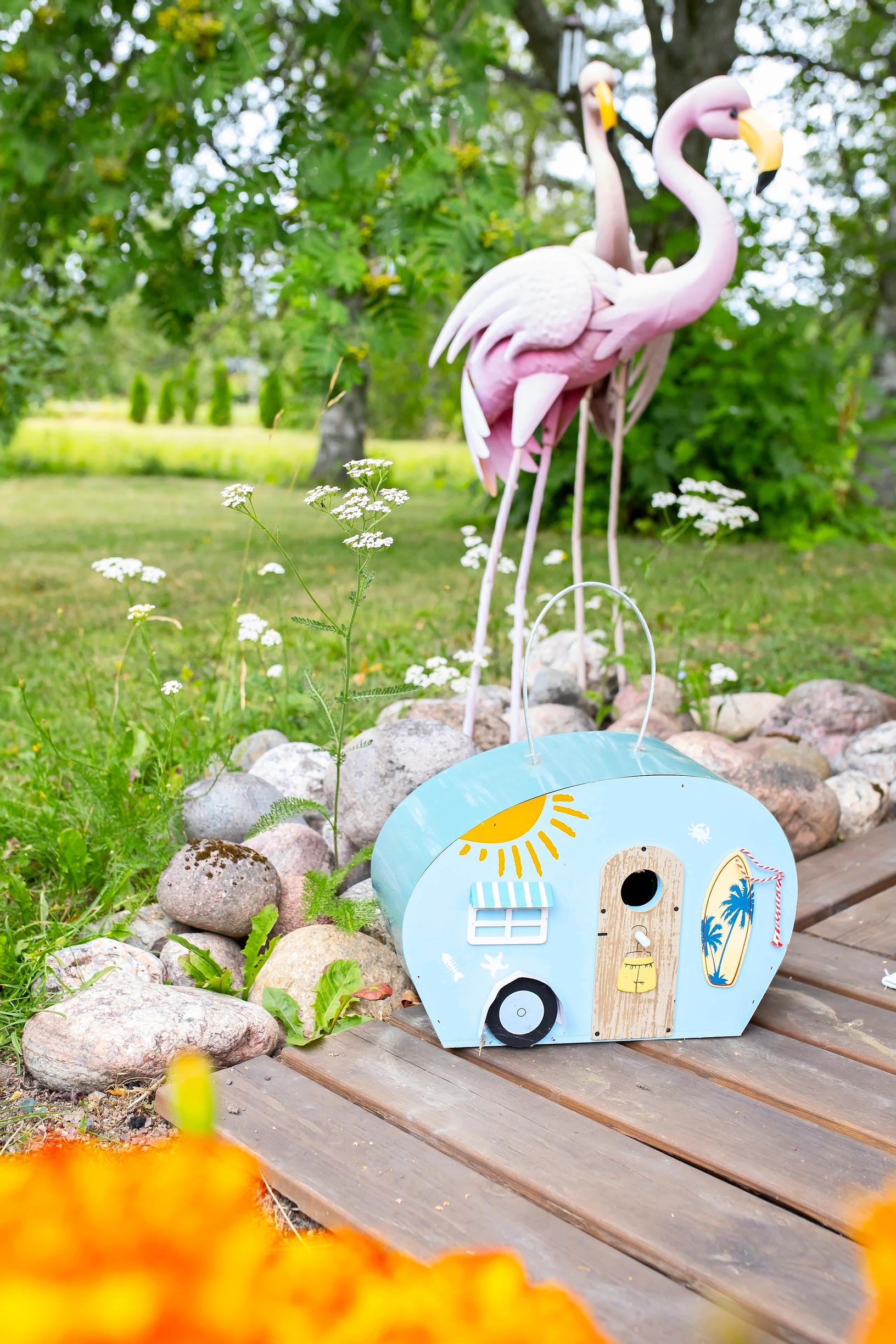 Hassuja esineitä kuten flamingoja ulkona.