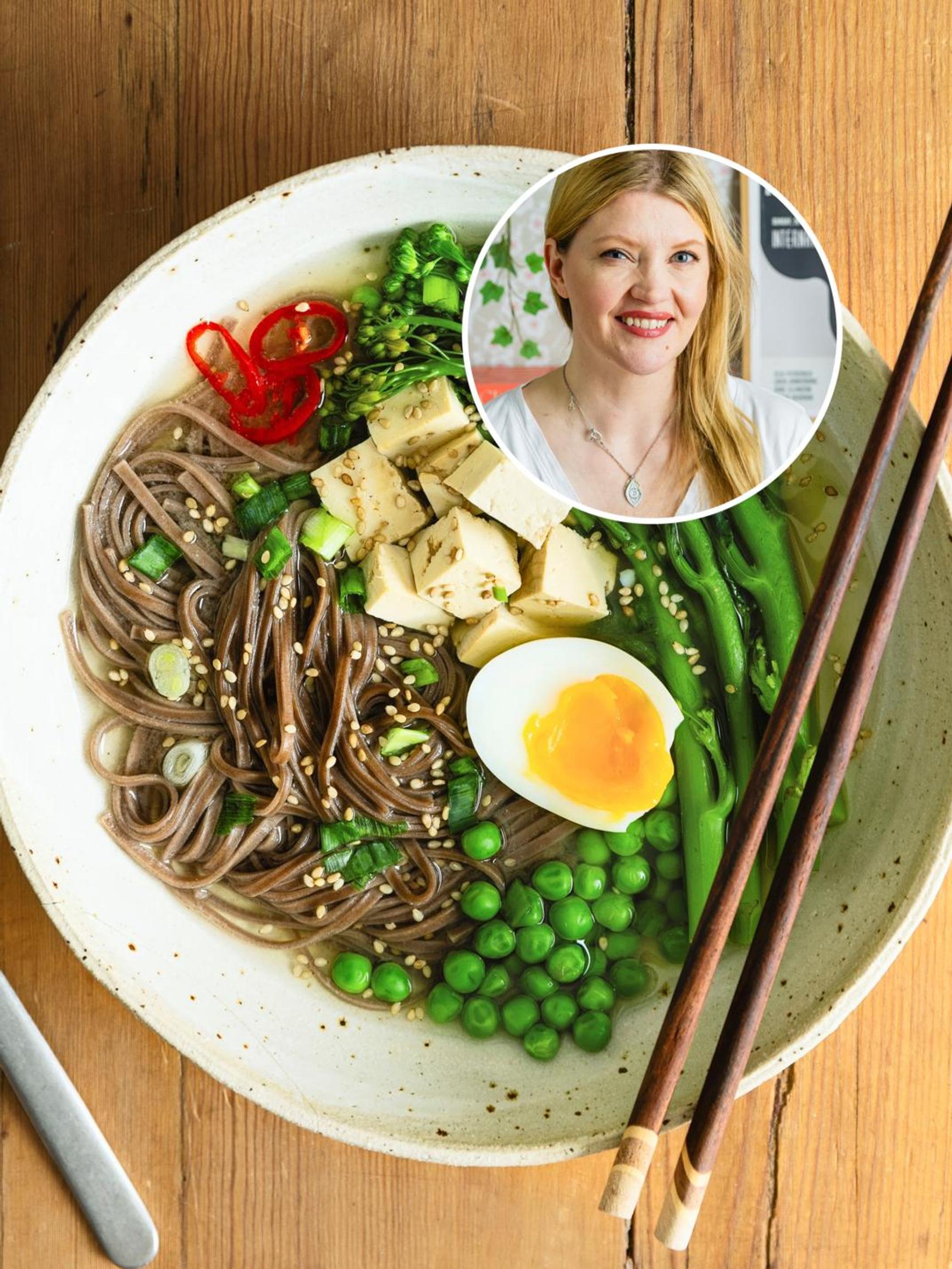 ”Tämä keitto on pikaillallinen, joka pelastaa silloin, kun kaikilla on huutava nälkä” – nappaa Pipsa Hurmerinnan tofu-ramenkeiton ohje