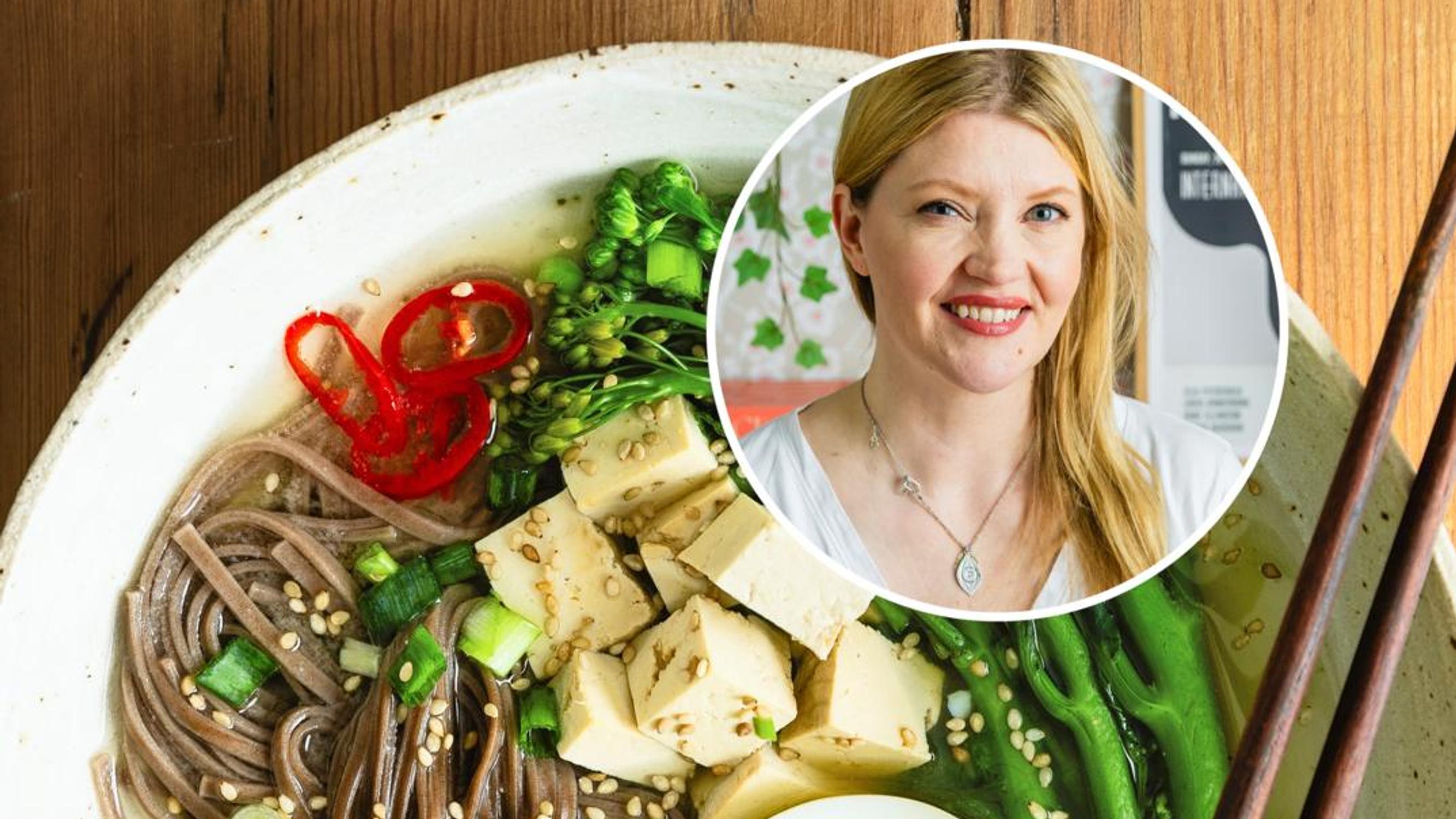 ”Tämä keitto on pikaillallinen, joka pelastaa silloin, kun kaikilla on huutava nälkä” – nappaa Pipsa Hurmerinnan tofu-ramenkeiton ohje