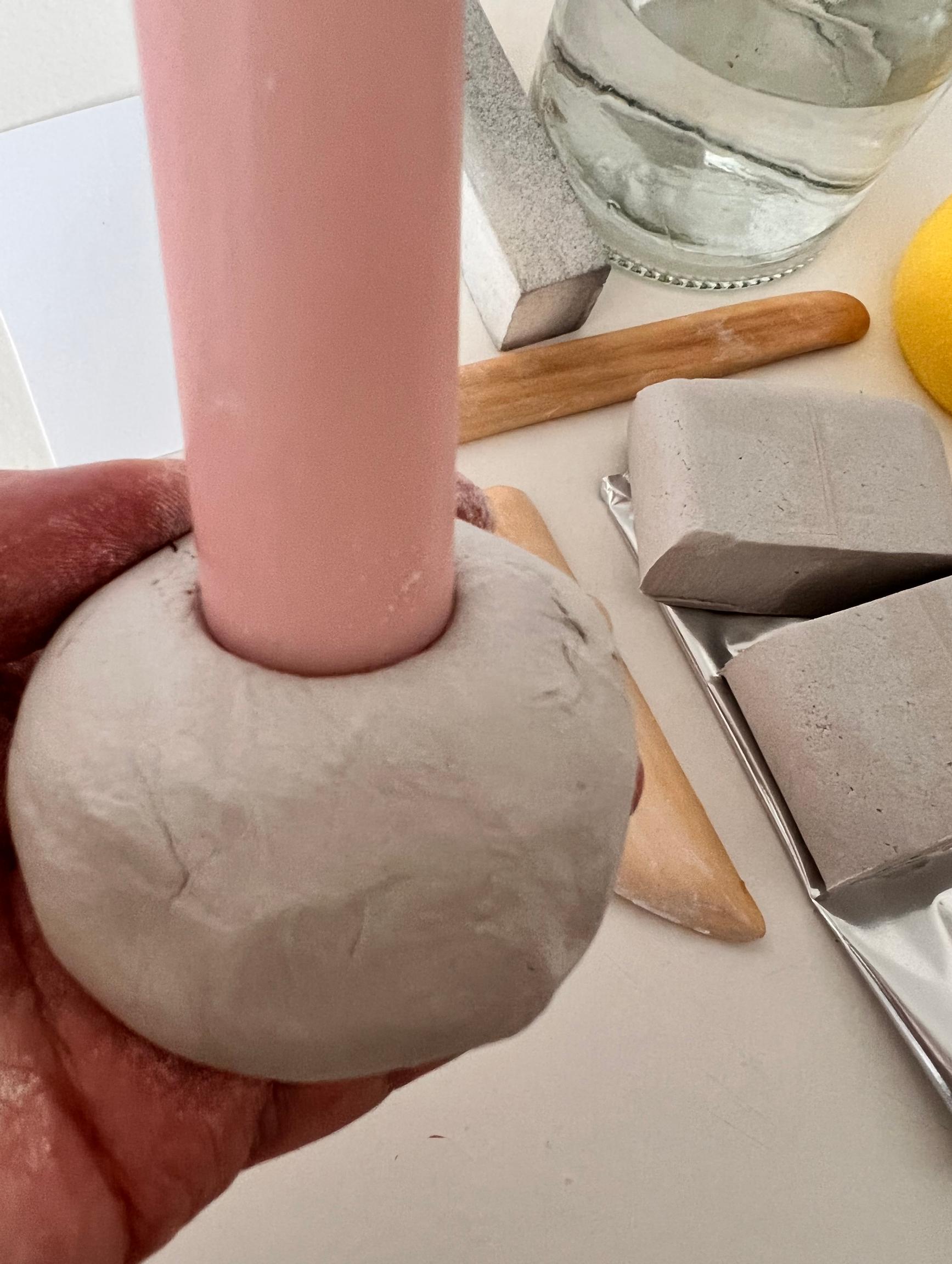 Palloon on työnnetty kynttilä.