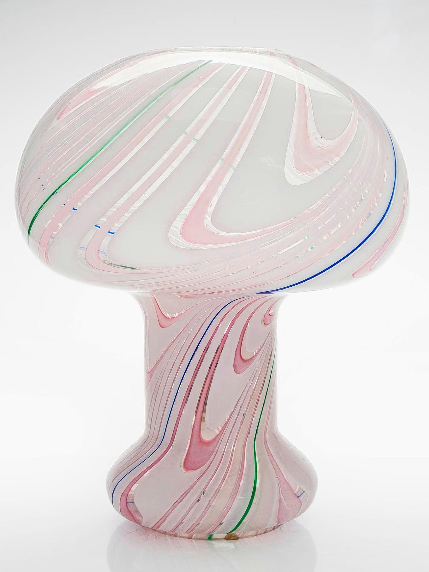 Sievä kuin värikäs sieni! Aito 60-luvun Murano-valaisin peittoaa modernit jäljitelmät – ja voi olla yllättävän arvokas