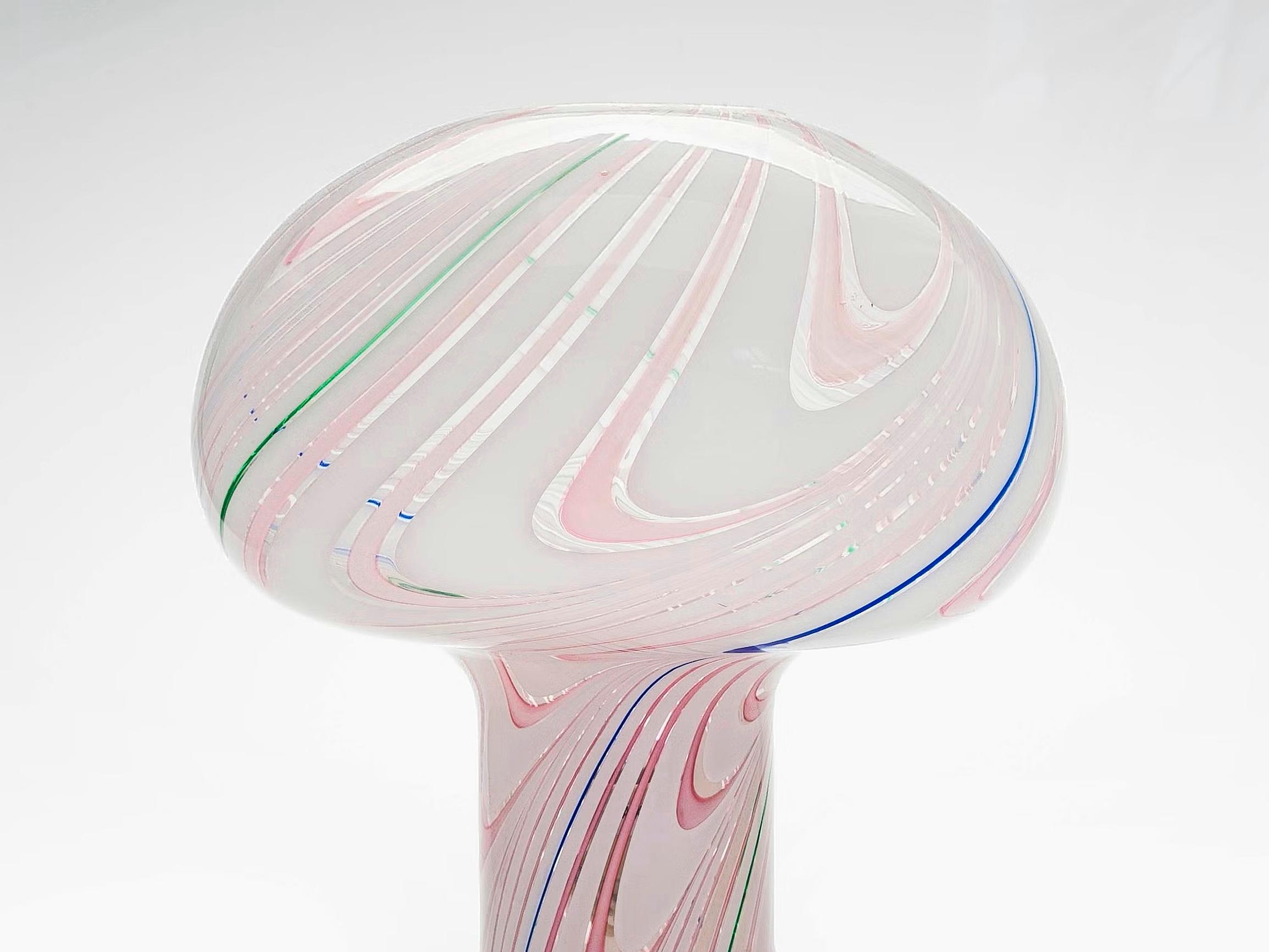 Sievä kuin värikäs sieni! Aito 60-luvun Murano-valaisin peittoaa modernit jäljitelmät – ja voi olla yllättävän arvokas