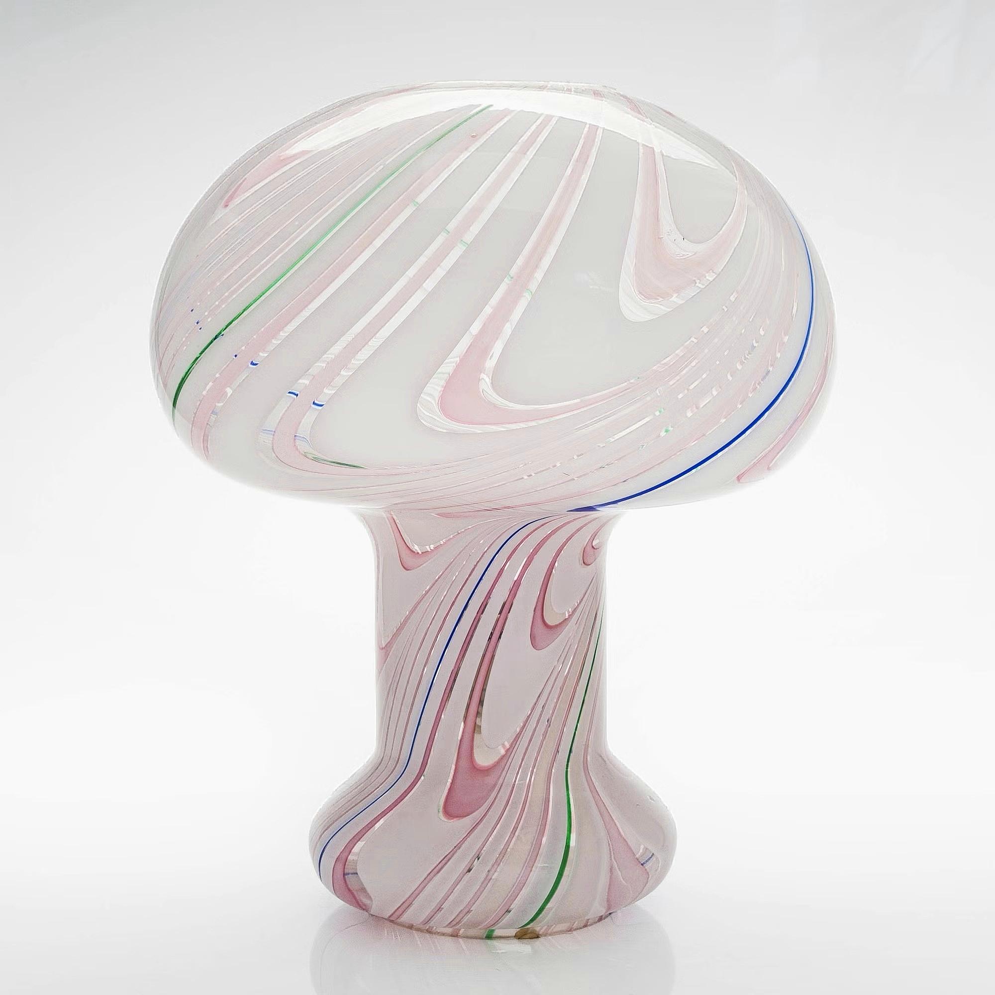 Sievä kuin värikäs sieni! Aito 60-luvun Murano-valaisin peittoaa modernit jäljitelmät – ja voi olla yllättävän arvokas