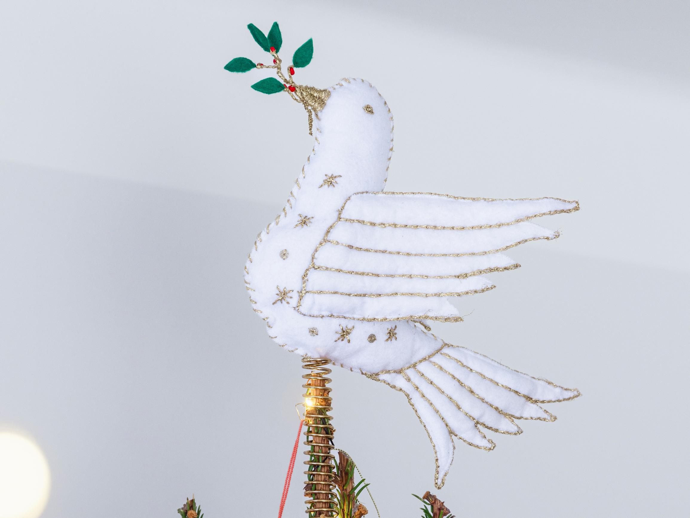 Tee itse rauhankyyhky kuusen latvaan – valkoinen lintu julistaa toivoa ja joulurauhaa