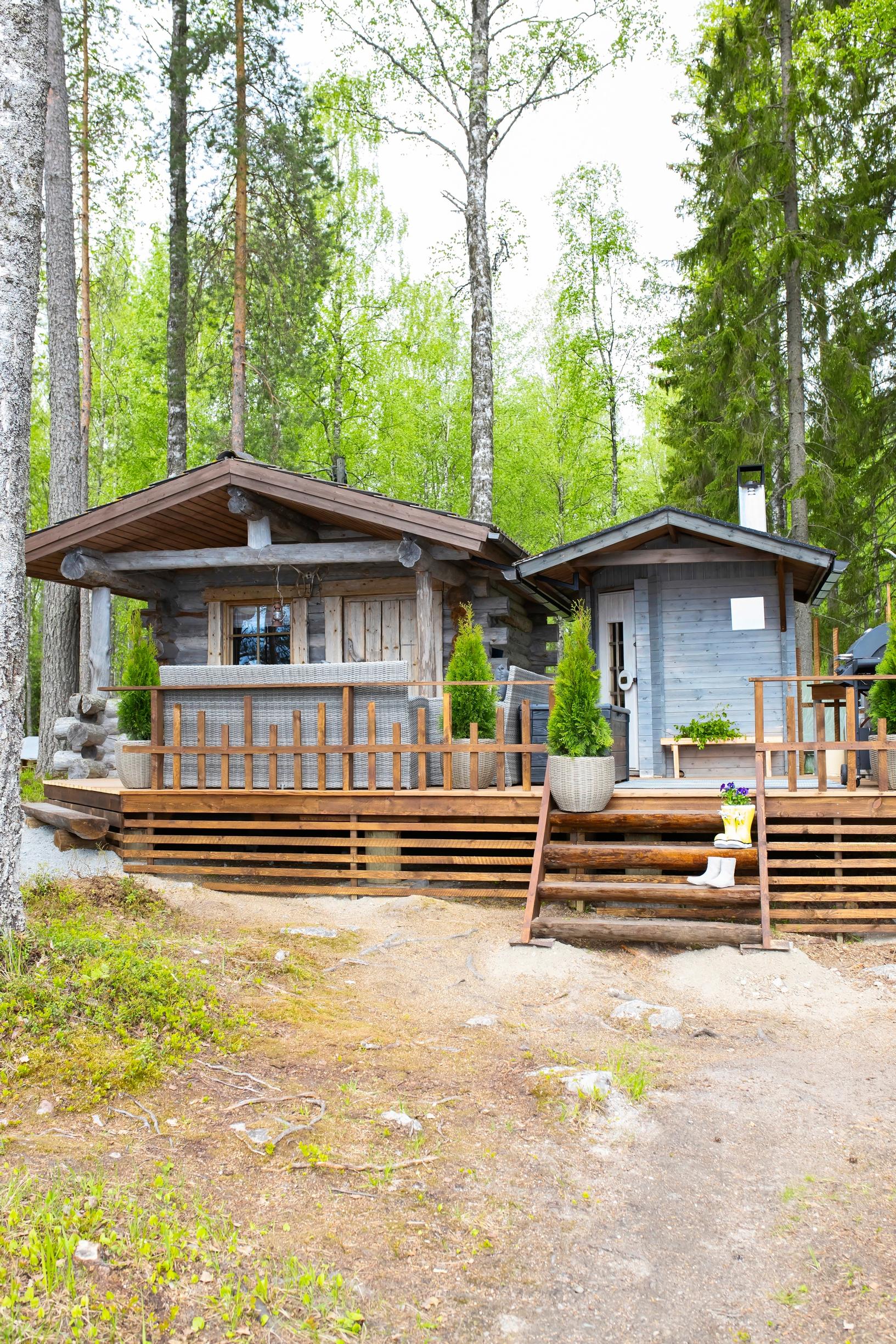 Pihasauna ja aittarakennus terassilla