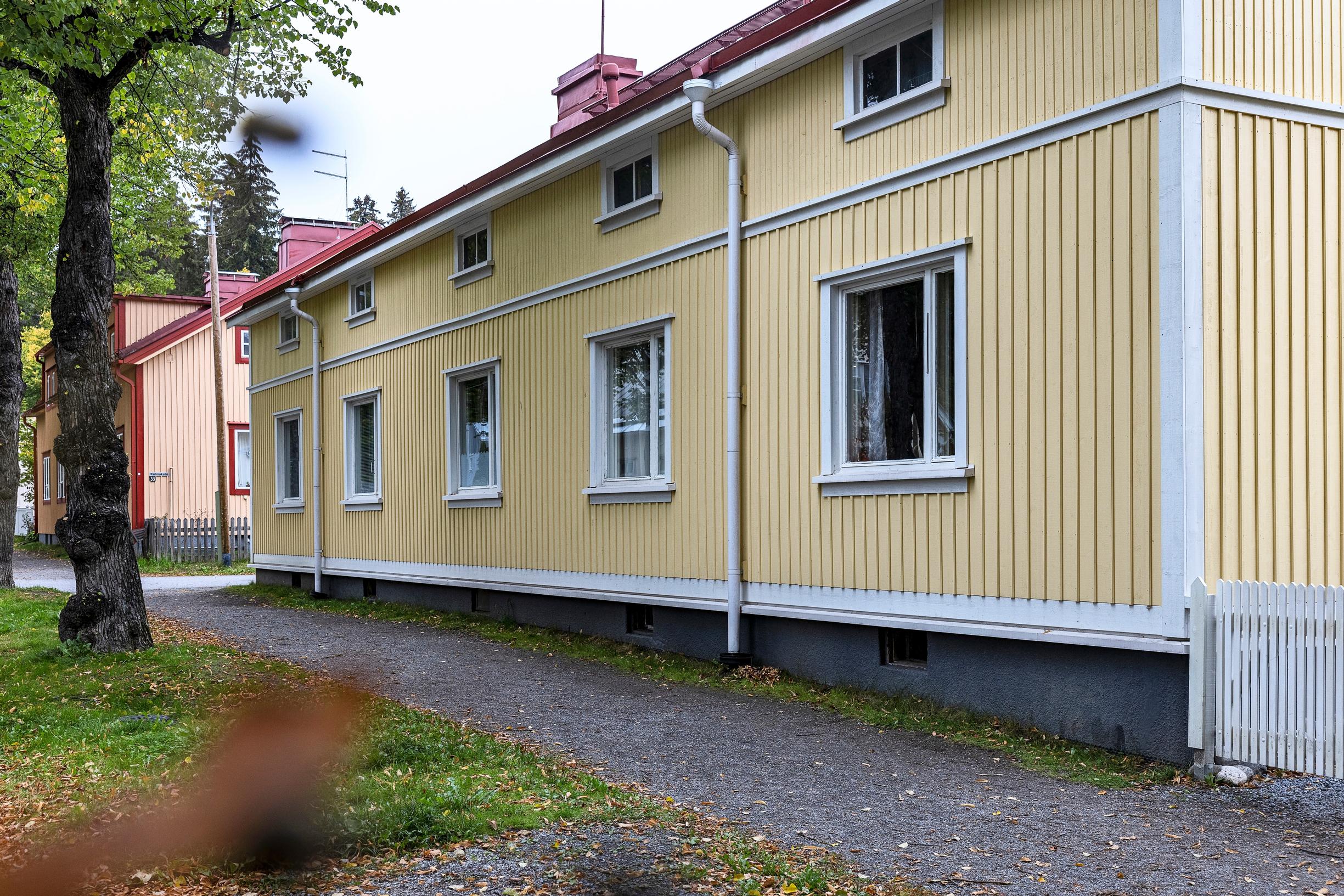 Keltainen puutalo Tampereen Petsamossa