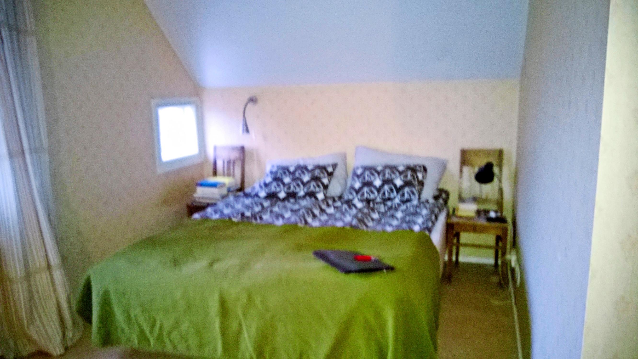 Makuuhuone ennen remonttia