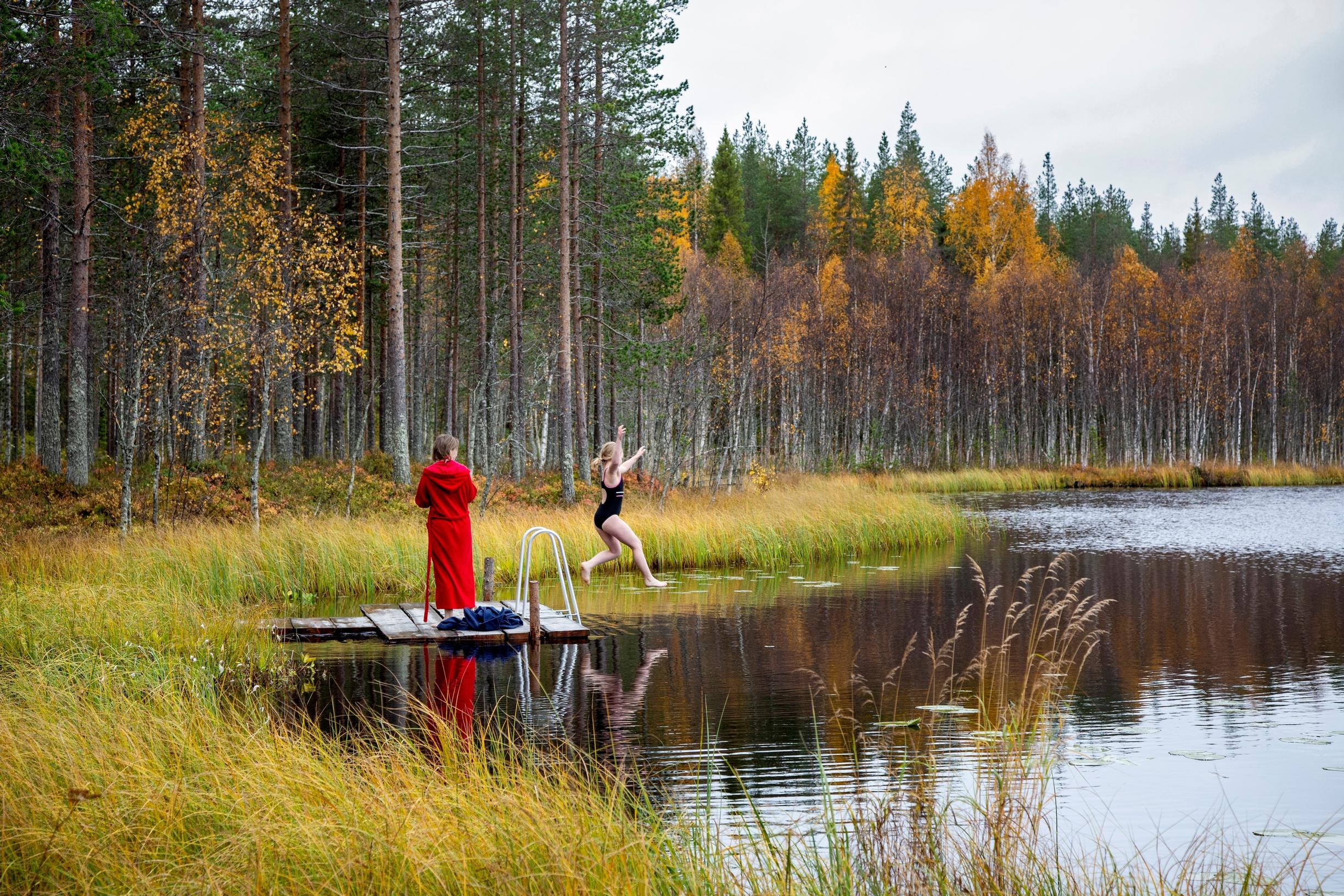 Uimahyppy erämaalampeen