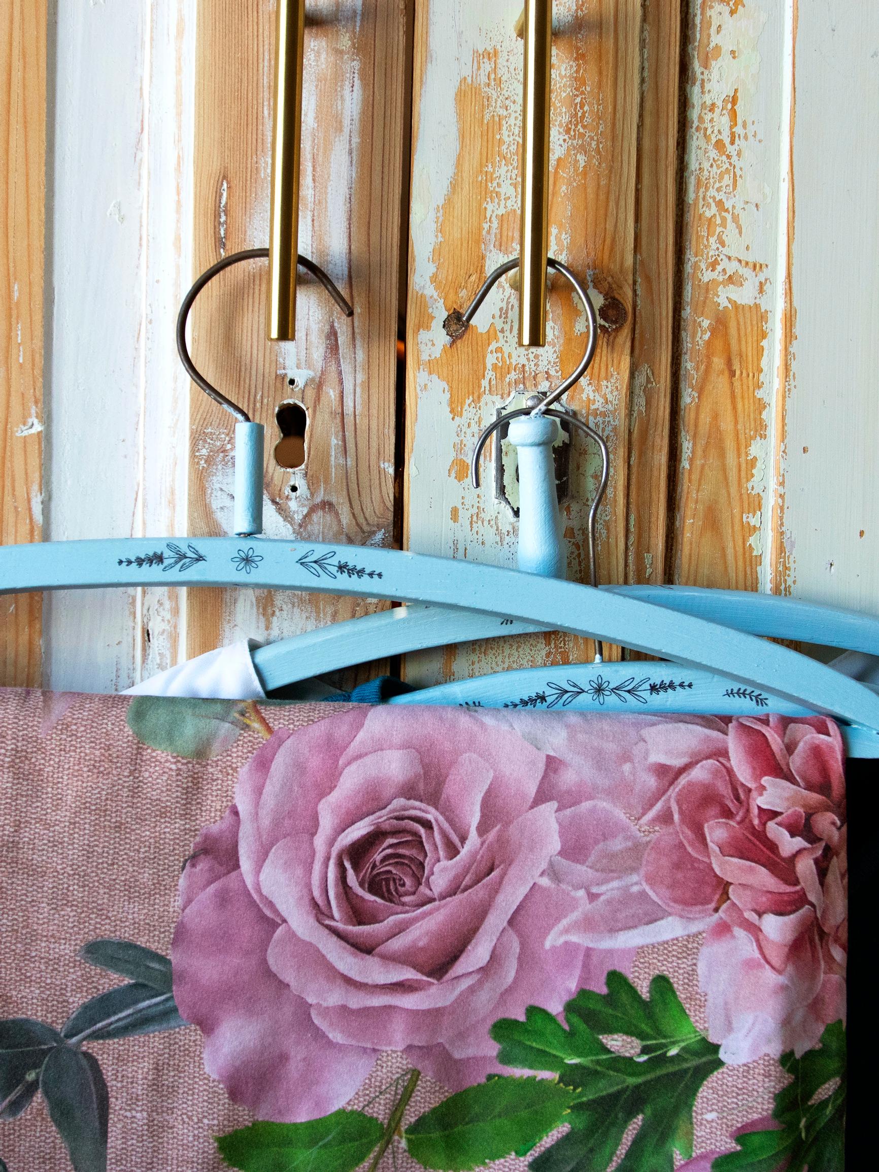 Tuunaa vanhat henkarit maalilla ja siirtokuvilla – katso helppo ohje ja tulosta kauniit kukkakuviot