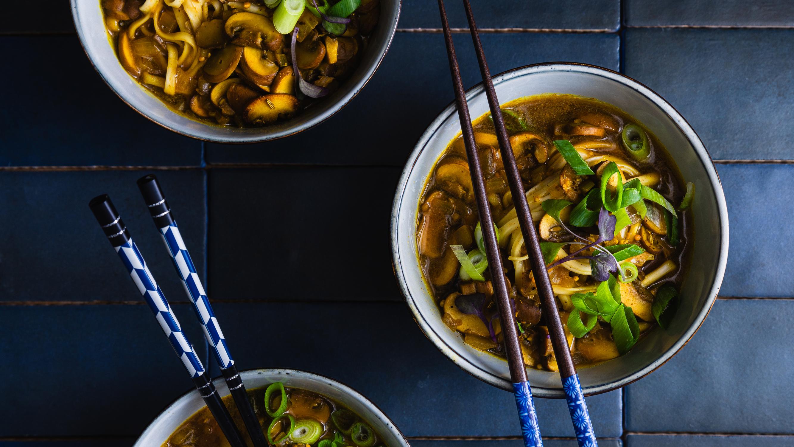 Nuudelikeitto kohtaa curryn! Japanilainen udon-curry on täydellinen ja nopea arkikeitto