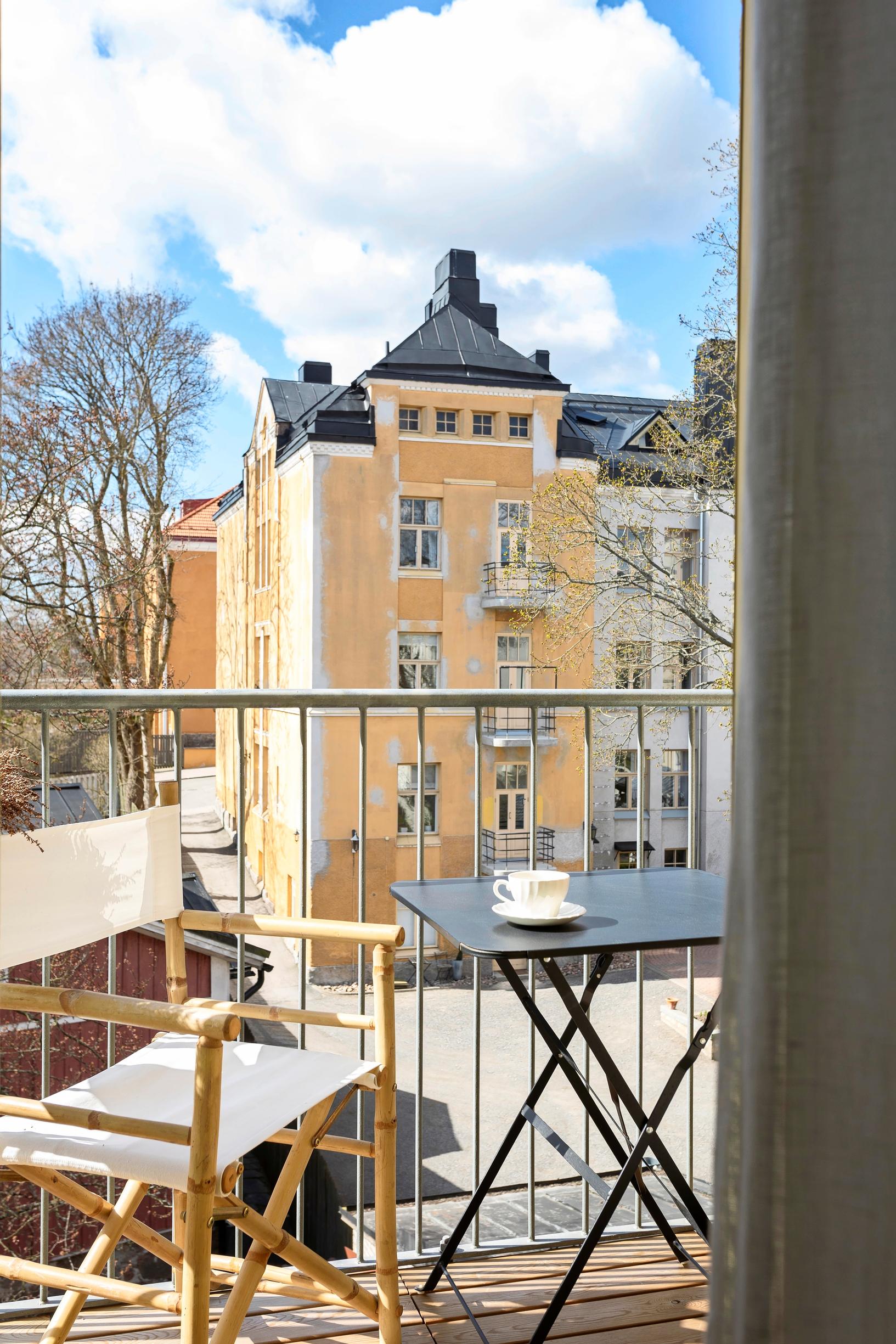 Pikkuparveke kaupunkinäkymillä