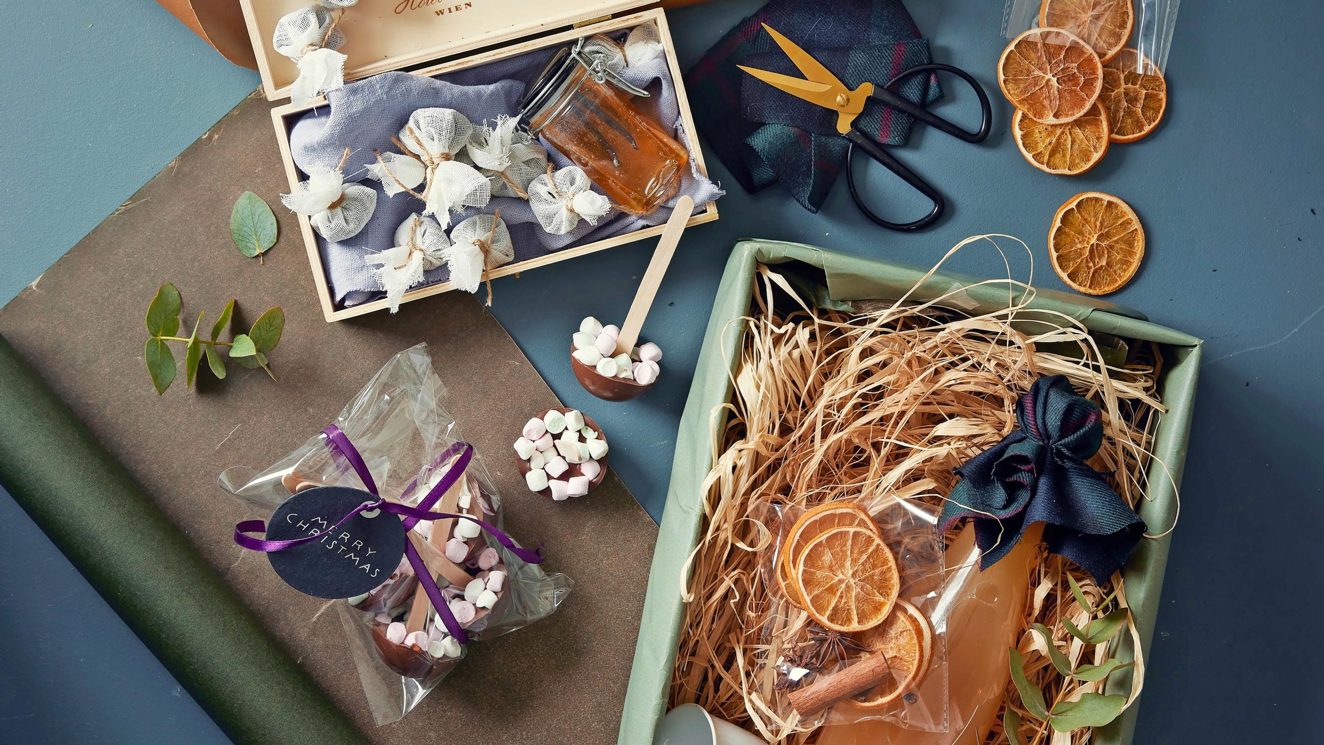 Kokoa lahjaksi kuningattaren kuumajuomalaatikko brittityyliin: mulled wine, kaakaolusikat ja mesimarjatee  – quite splendid, indeed!
