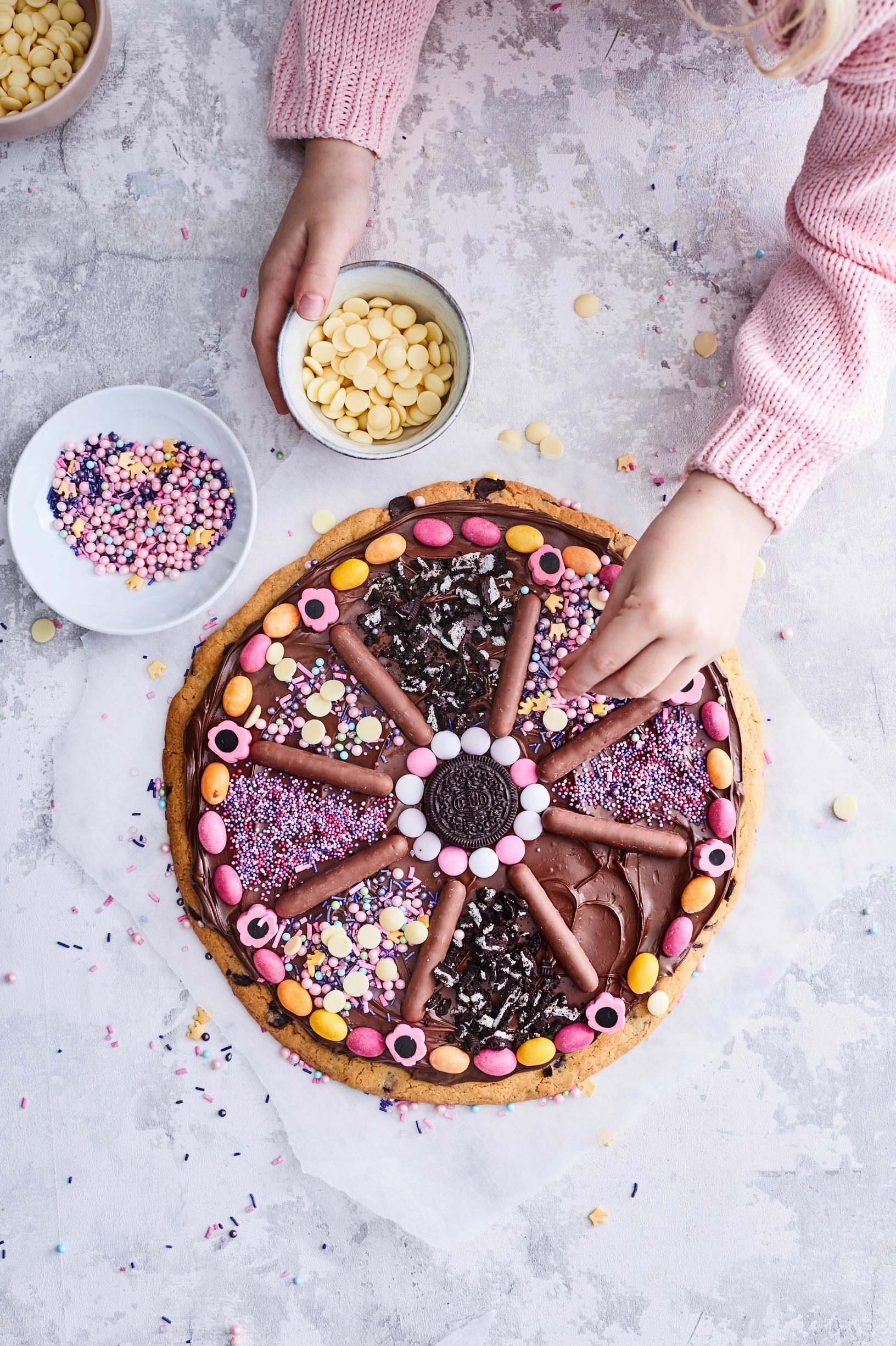 Maailmanpyörä? Ei, vaan pizzakeksi! Sektoreittain koristeltu, hulvaton jättikeksi on herkkuhetken taattu vetonaula